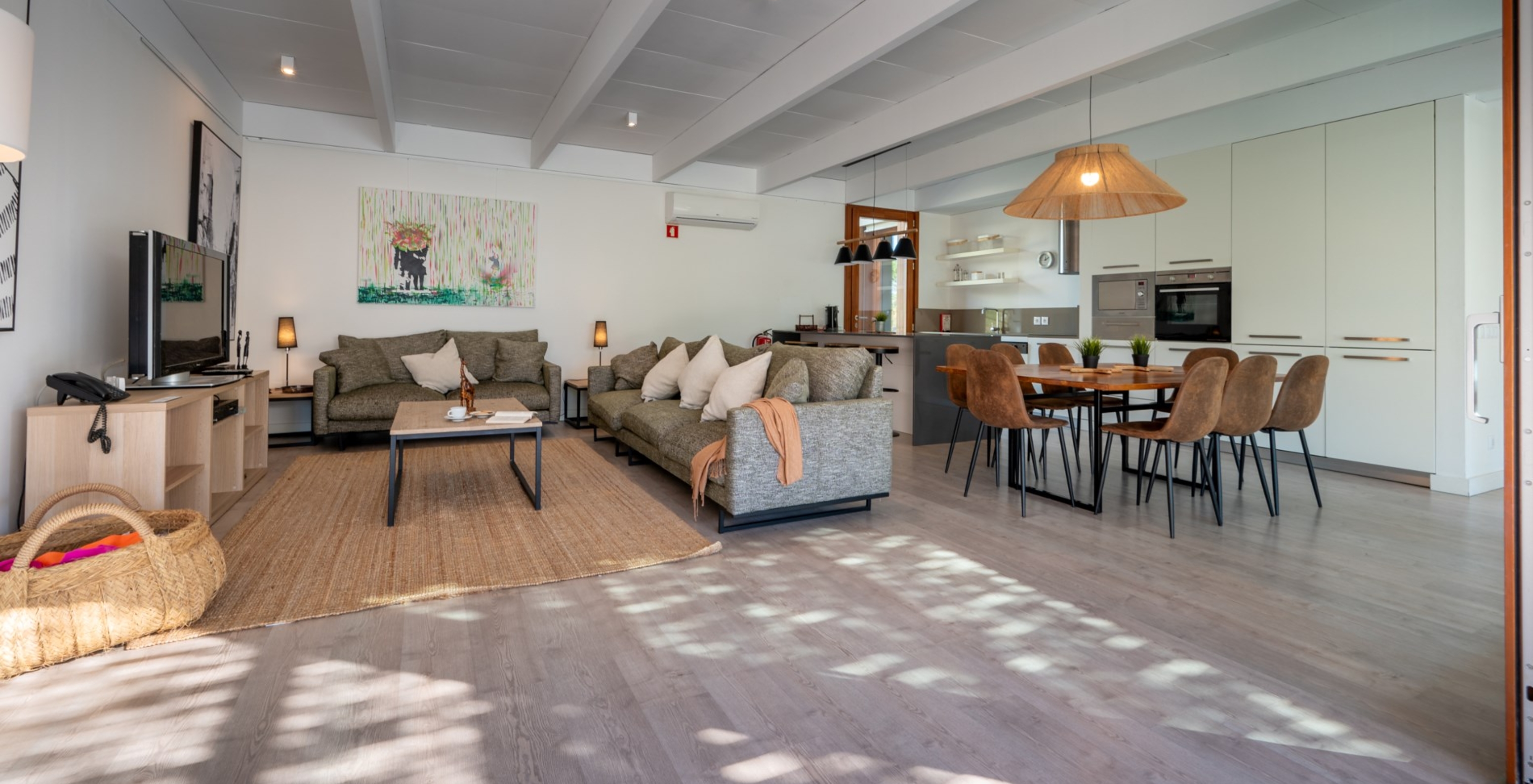 Villen mit 4 Schlafzimmern Pestana Tróia Eco Resort hat ein großes Wohnzimmer mit Küche, Sofa und Tisch