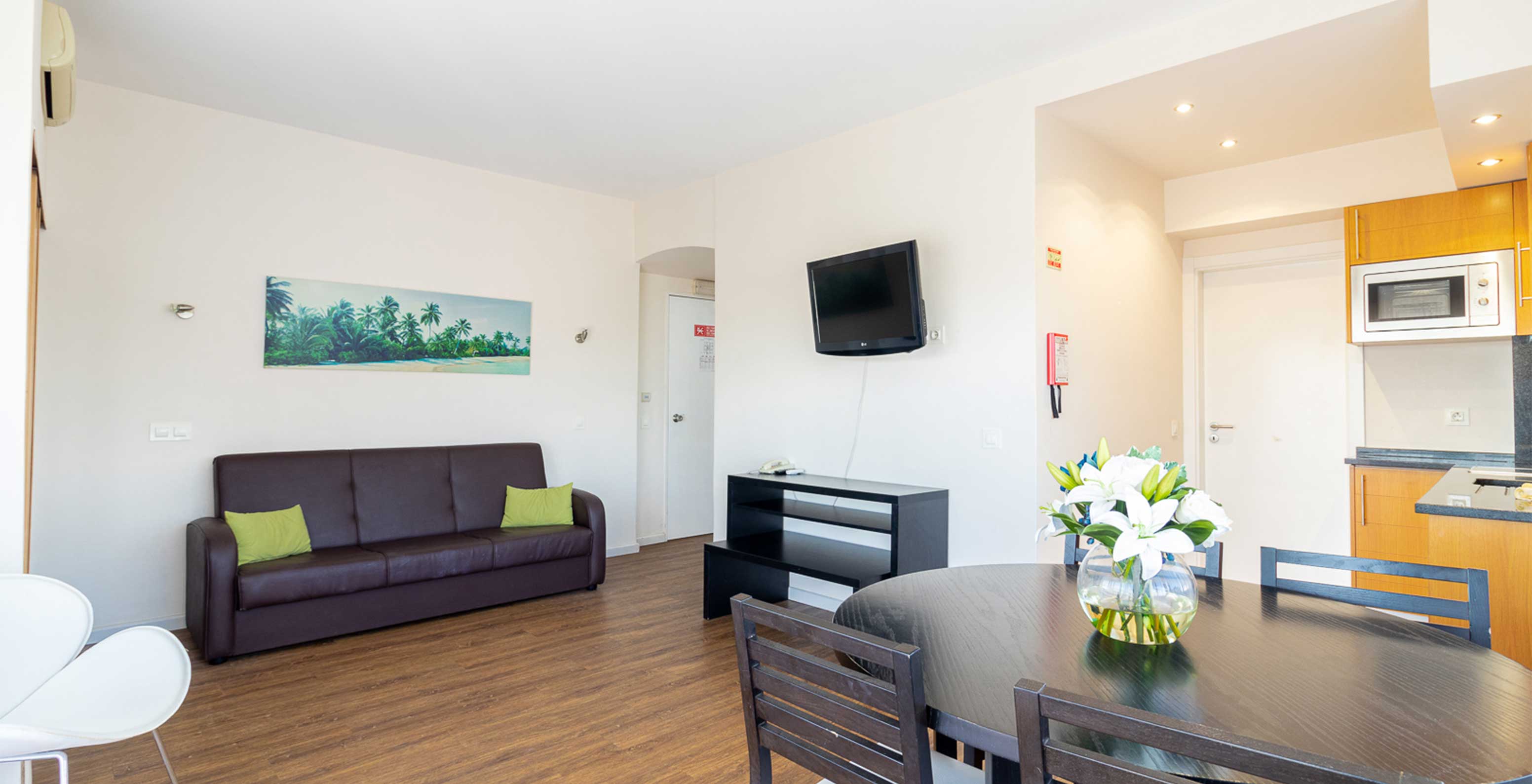 Im Apartment T1 mit Gartenblick des Pestana Alvor Atlântico gibt es ein Wohnzimmer mit Tisch und Sofa