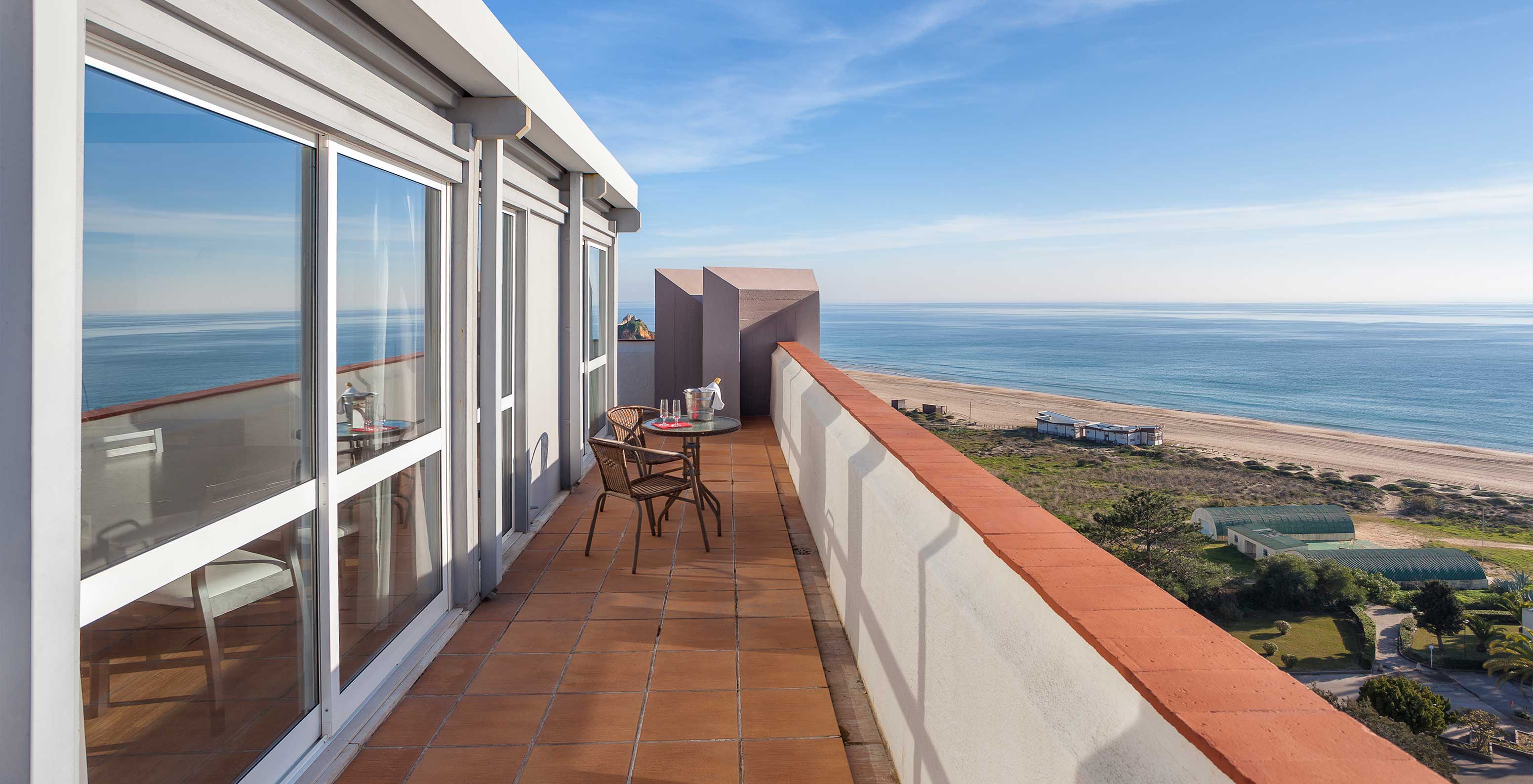 Das Apartment T1 mit Meerblick des Pestana Alvor Atlântico hat eine Terrasse mit Tisch und Stühlen