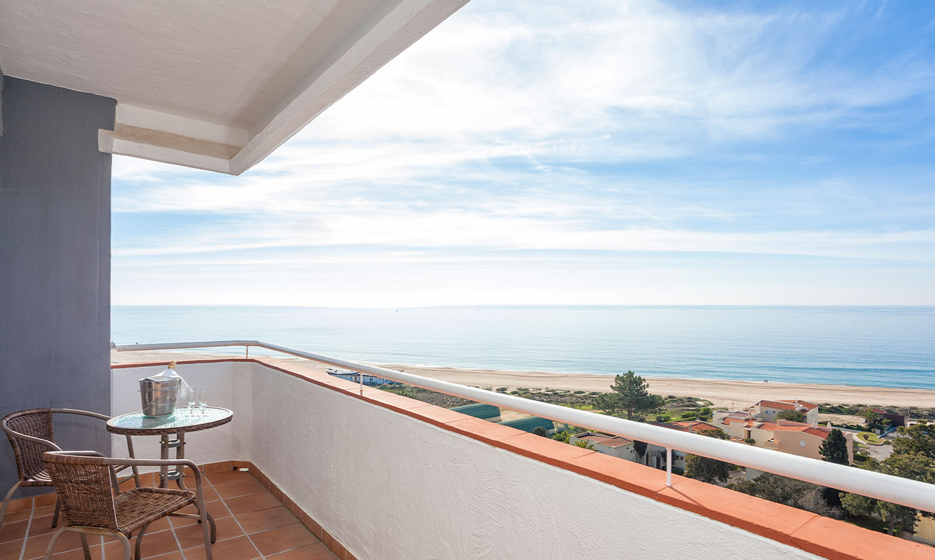 Das Superiorstudio mit Meerblick des Pestana Alvor Atlântico hat eine große Terrasse mit Tisch und Stühlen