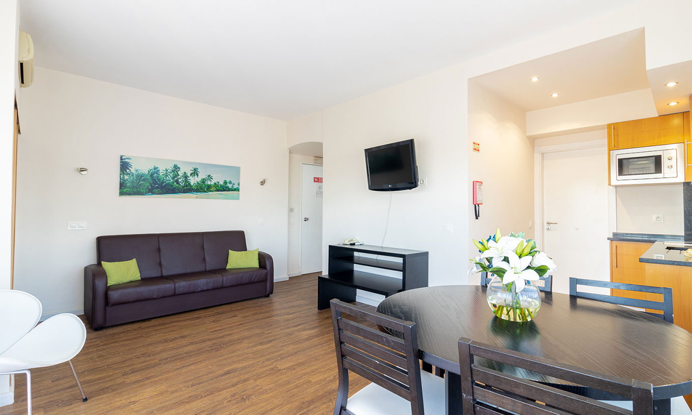 Im Apartment T1 mit Gartenblick des Pestana Alvor Atlântico gibt es ein Wohnzimmer mit Tisch und Sofa
