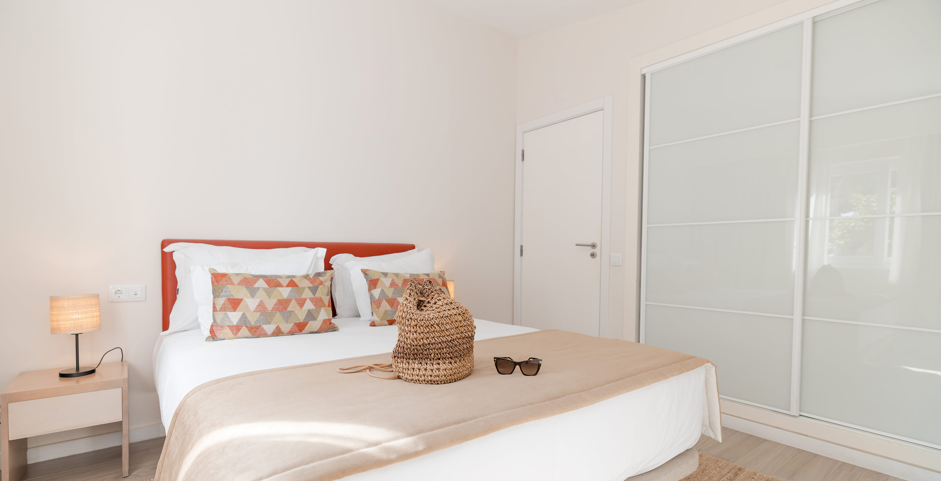 Villa 2 Schlafzimmer Premium im Pestana Alvor Beach Villas hat Schlafzimmer mit Doppelbett und Einbauschrank