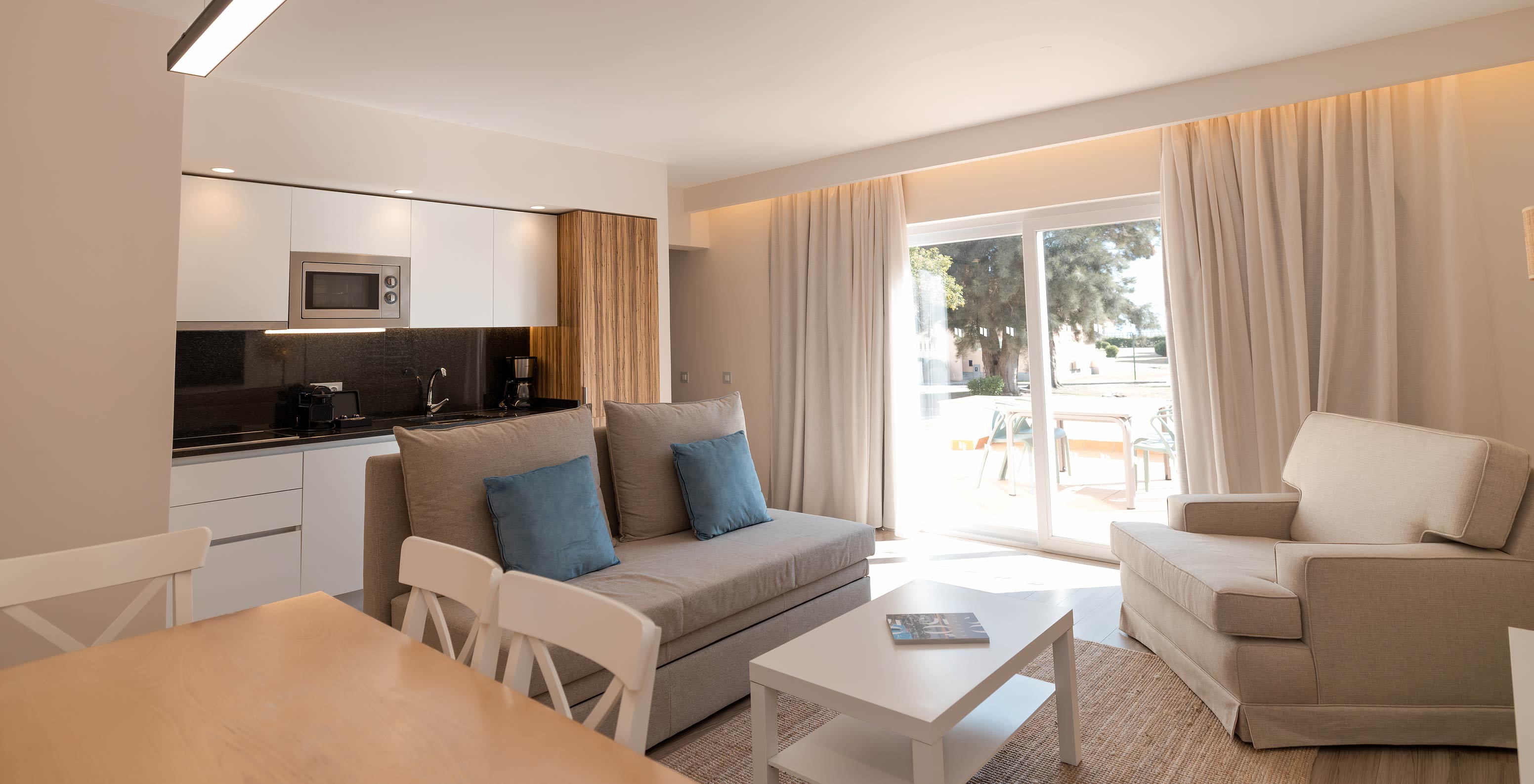Villa 2 Schlafzimmer Premium im Pestana Alvor Beach Villas hat Wohnzimmer mit Balkonzugang und ausgestatteter Küche