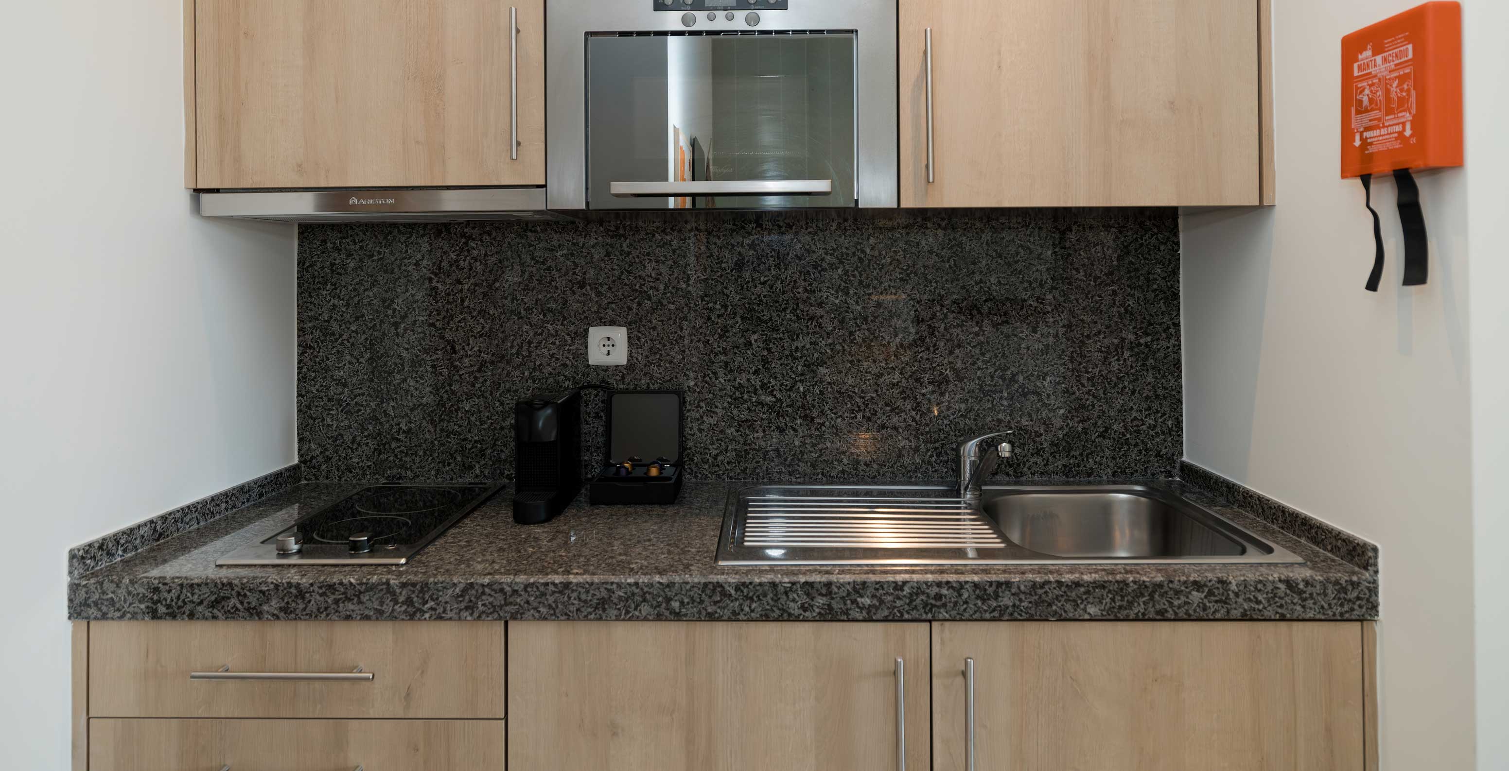 Studio Gartenblick im Pestana Alvor Beach Villas hat eine Kochnische mit Herd, Spüle und Kaffeemaschine