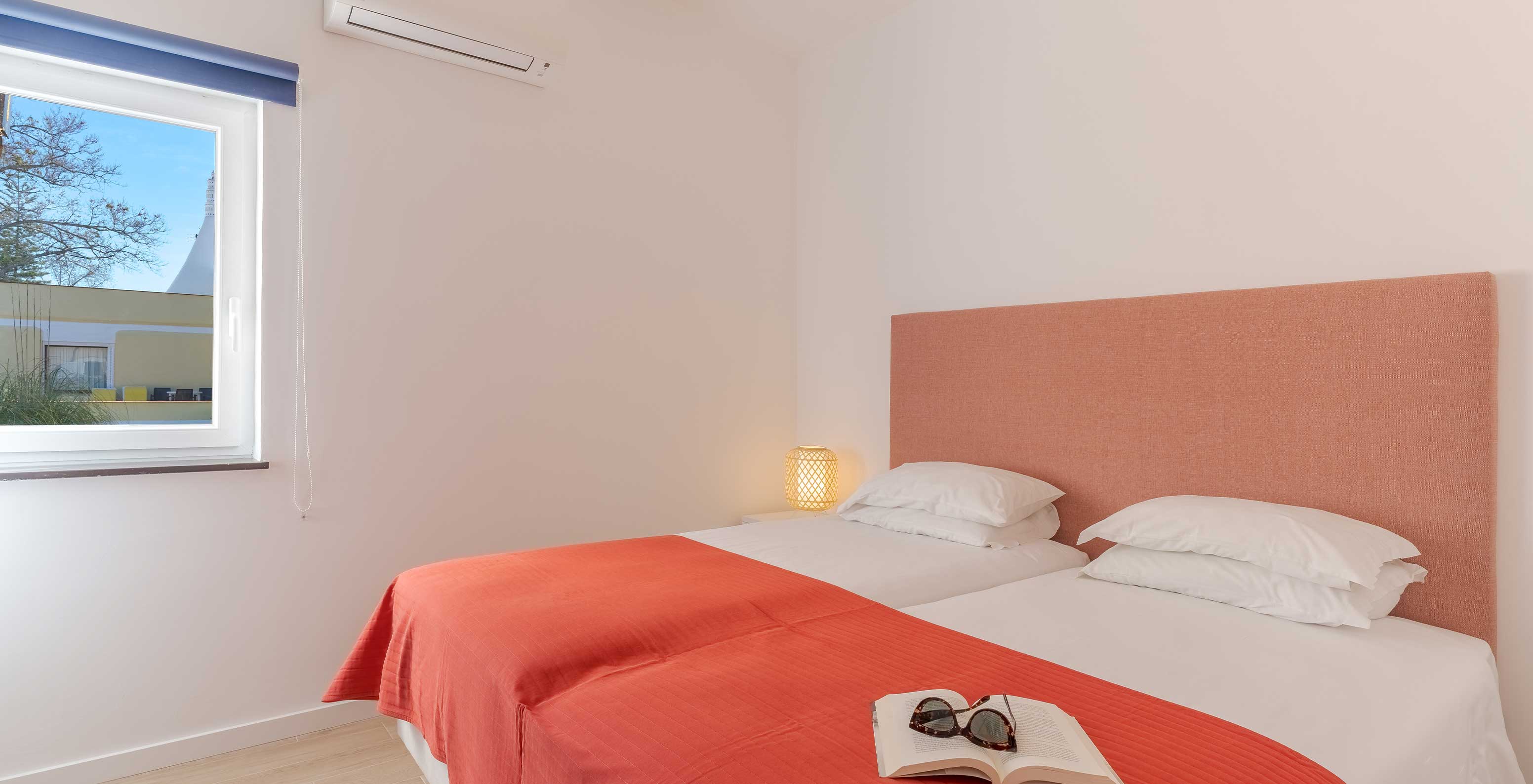 Die Villa mit 3 Schlafzimmern und Gartenblick hat ein Schlafzimmer mit zwei Einzelbetten und Klimaanlage im Pestana Alvor