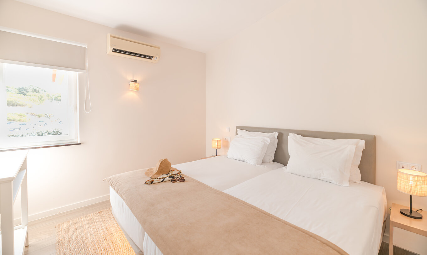 Villa 1 Schlafzimmer Gartenblick im Pestana Alvor Beach Villas hat ein Doppelbett, Klimaanlage und ein Fenster