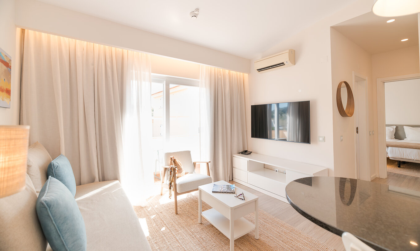 Villa 1 Schlafzimmer Gartenblick im Pestana Alvor Beach Villas hat ein Wohnzimmer mit Sofa, TV, Klimaanlage und Balkon