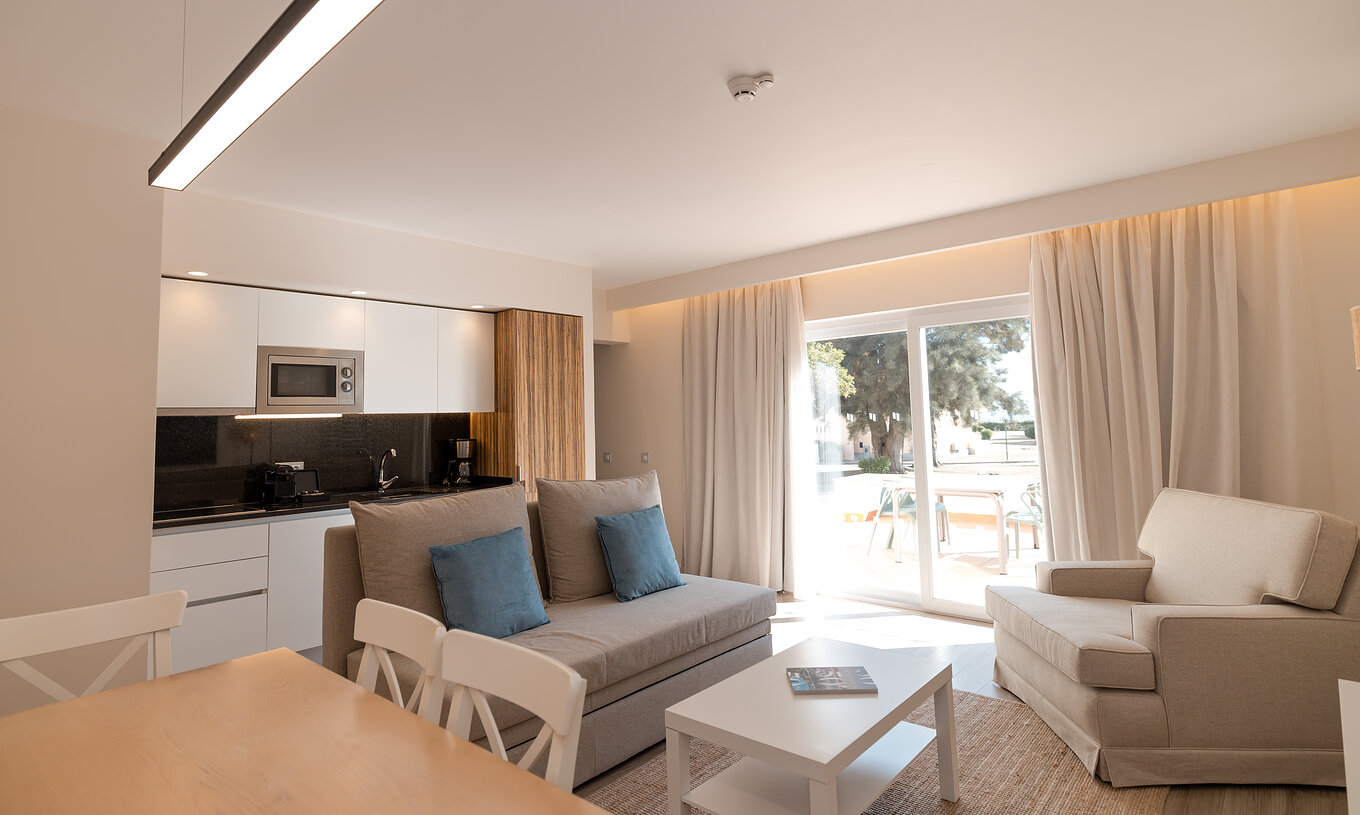 Villa 2 Schlafzimmer Premium im Pestana Alvor Beach Villas hat Wohnzimmer mit Balkonzugang und ausgestatteter Küche