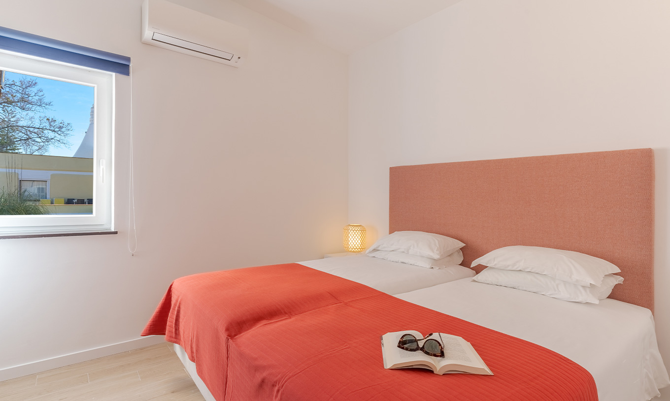Die Villa mit 3 Schlafzimmern und Gartenblick hat ein Schlafzimmer mit zwei Einzelbetten und Klimaanlage im Pestana Alvor