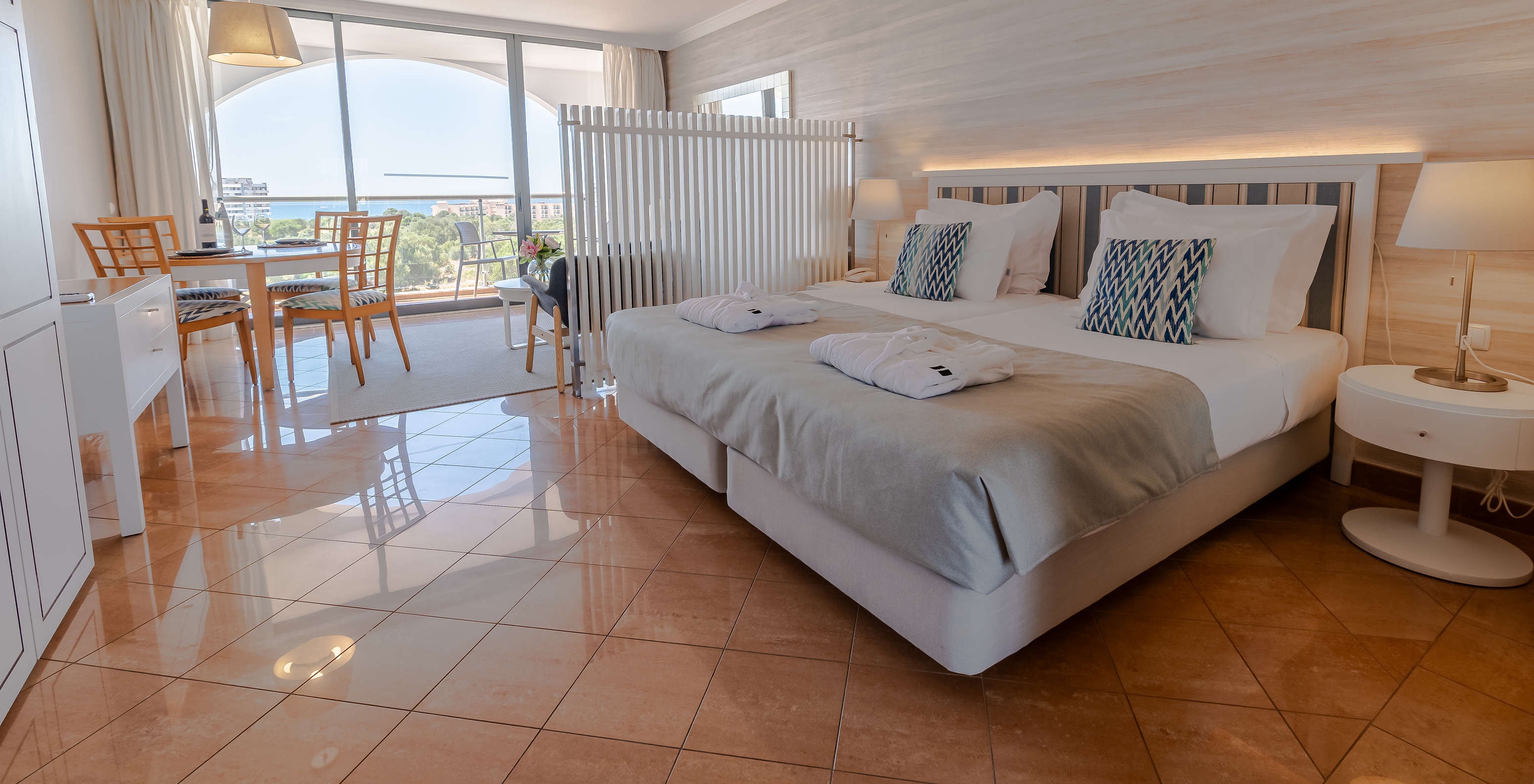 Das T0 - Premium Studio im Pestana Alvor Park hat ein Doppelbett, einen Esstisch und einen Balkon