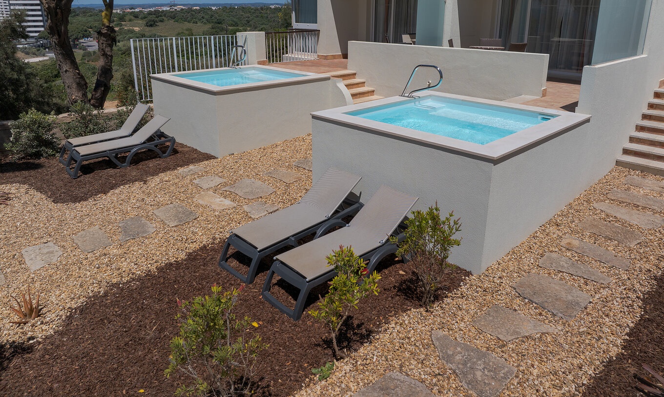 Die Suite T2 Duplex mit Meerblick im Pestana Alvor Praia hat einen Balkon, privaten Tauchpool und Liegen