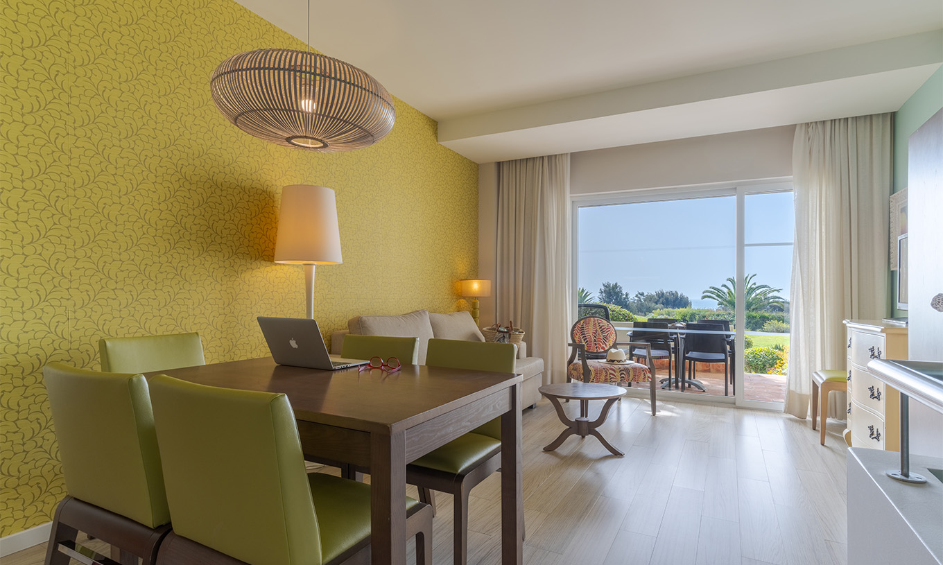 Die Suite T2 Duplex mit Meerblick im Pestana Alvor Praia hat ein Wohnzimmer mit Esstisch und Stühlen, Sofa und Balkon