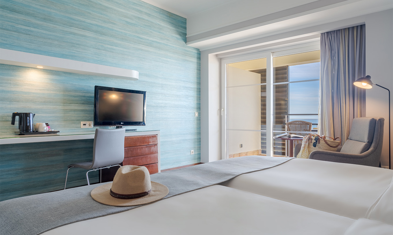 Das Superior mit Meerblick im Pestana Alvor Praia hat zwei Betten, einen Sessel, einen Schreibtisch und einen Balkon