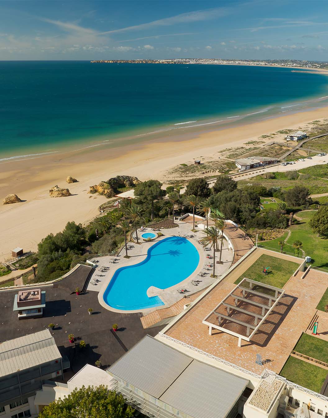Blick von oben auf den Pool des Pestana Alvor Praia mit direktem Zugang zum langen Sandstrand