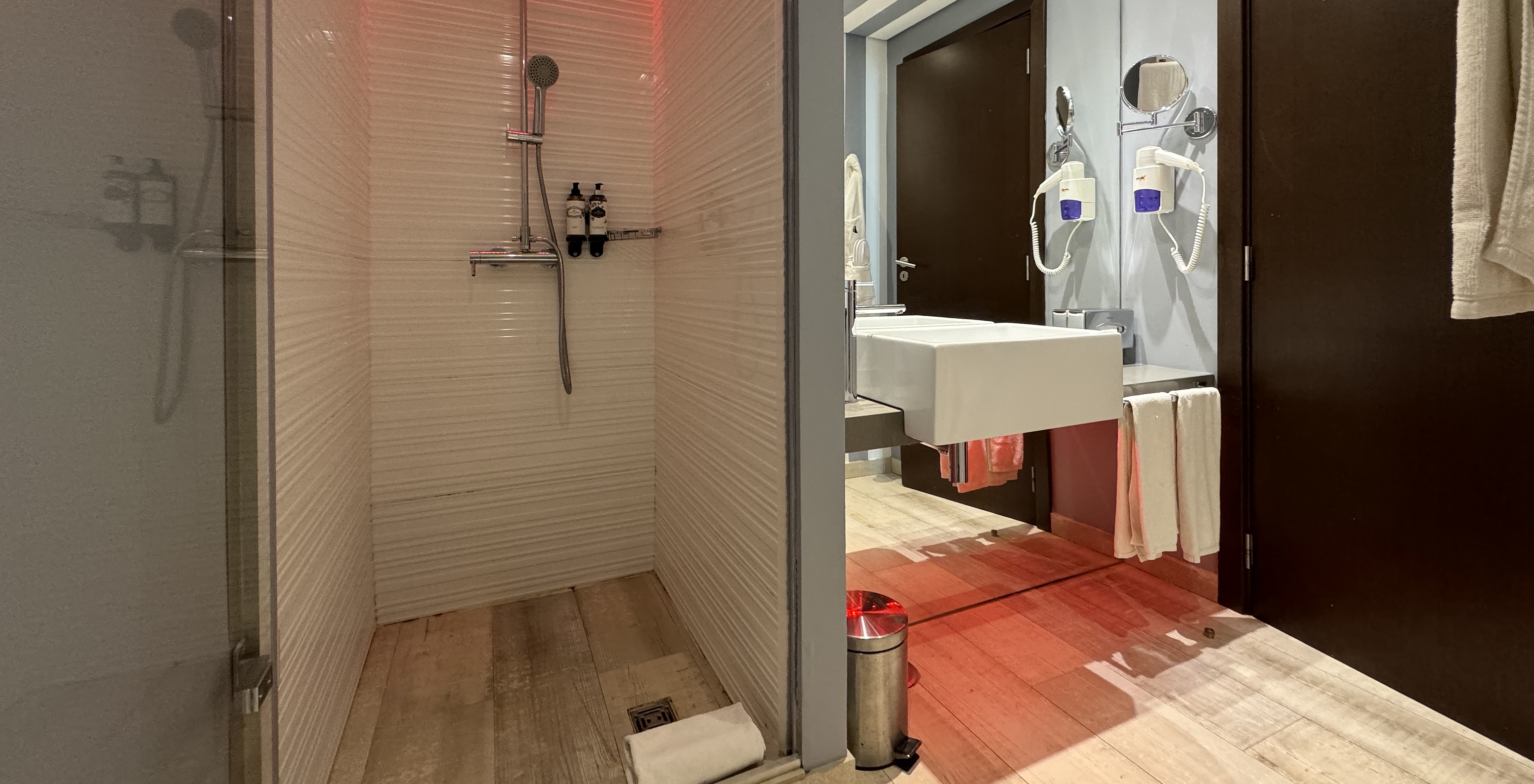 Die Deluxe Balkon Meer- oder Poolblick Suite - Exklusive Website von Pestana Alvor South Beach hat ein Bad mit Dusche