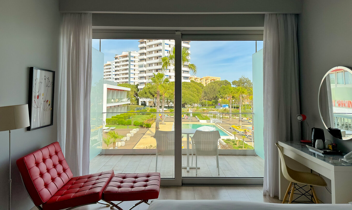 Die Superior Deluxe Poolblick Suite im Pestana Alvor South Beach hat einen Balkon mit Tisch