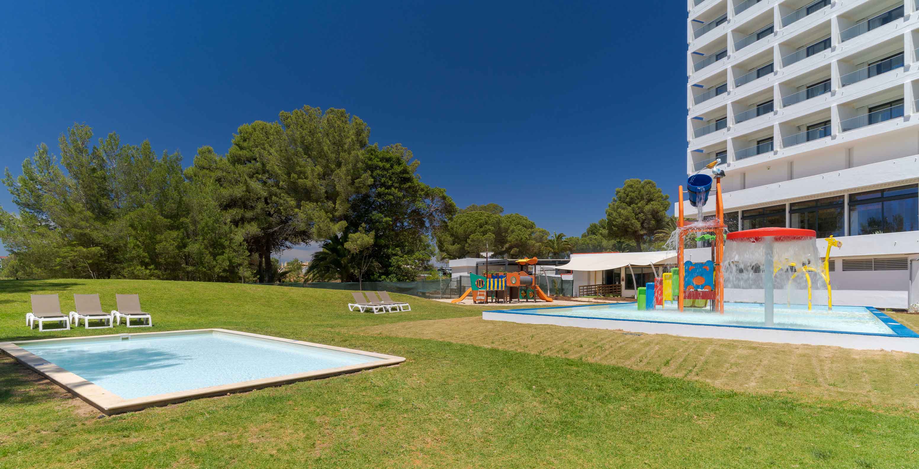 Das Pestana Blue Alvor Beach, ein 5-Sterne-Hotel mit Pool in Strandnähe, verfügt über zwei Kinderbecken mit verschiedenen Attraktionen.