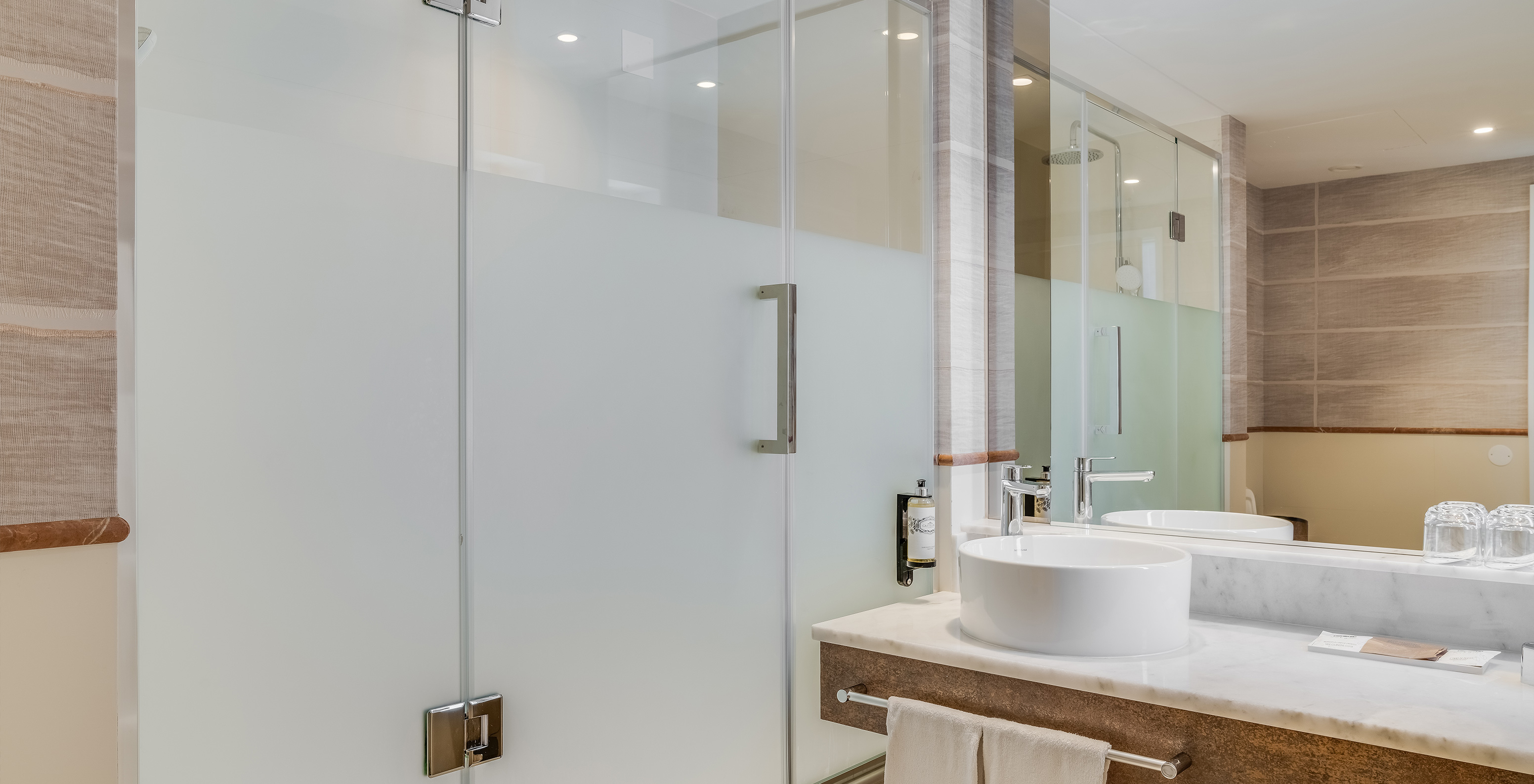 Das Superior Familienzimmer mit Meerblick im Pestana Blue Alvor Beach hat ein Bad mit Waschbecken, Spiegel und Dusche