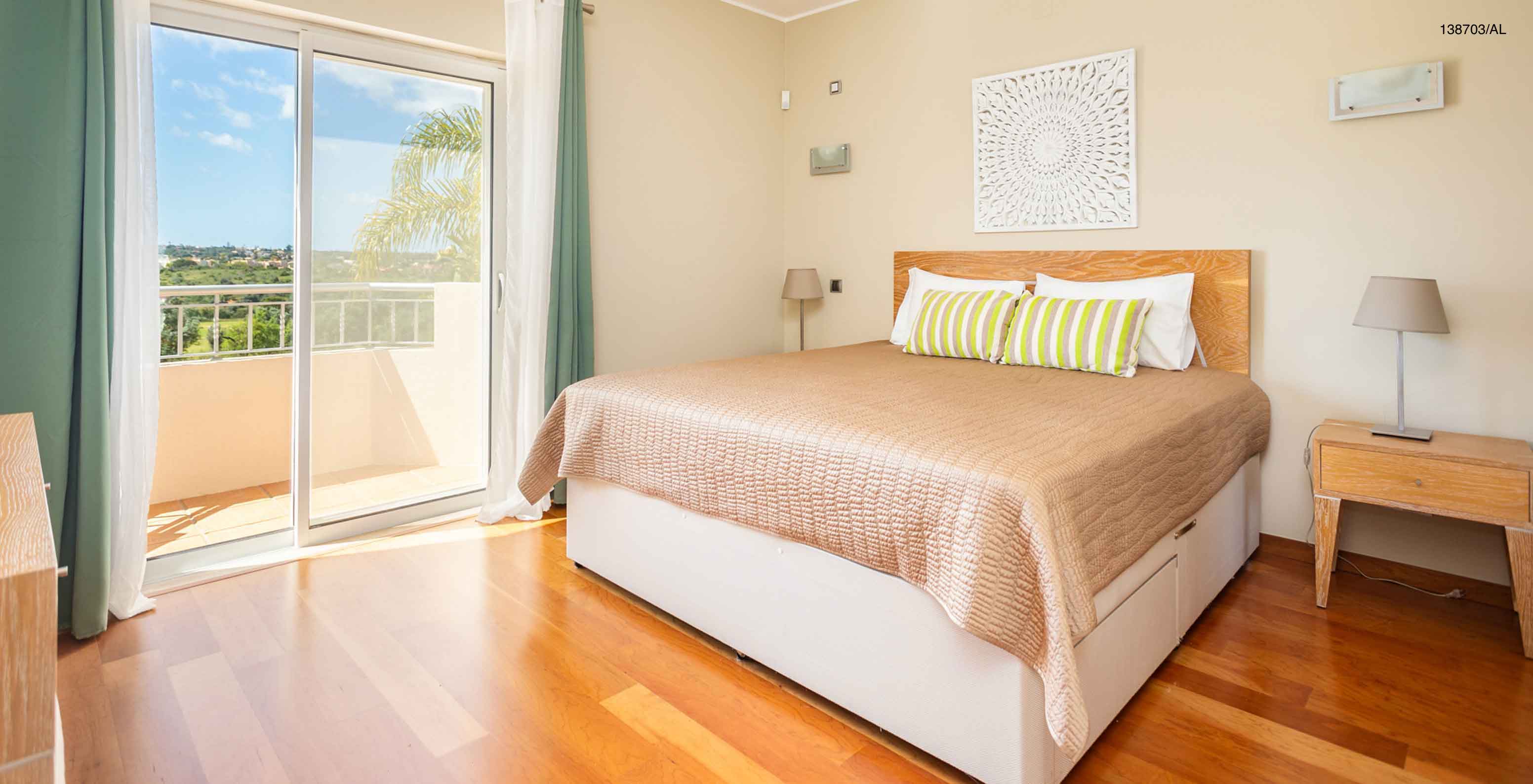 Die Wohnung Pestana Carvoeiro Golf T2 Superior hat ein Schlafzimmer mit Doppelbett, Nachttisch und Balkon