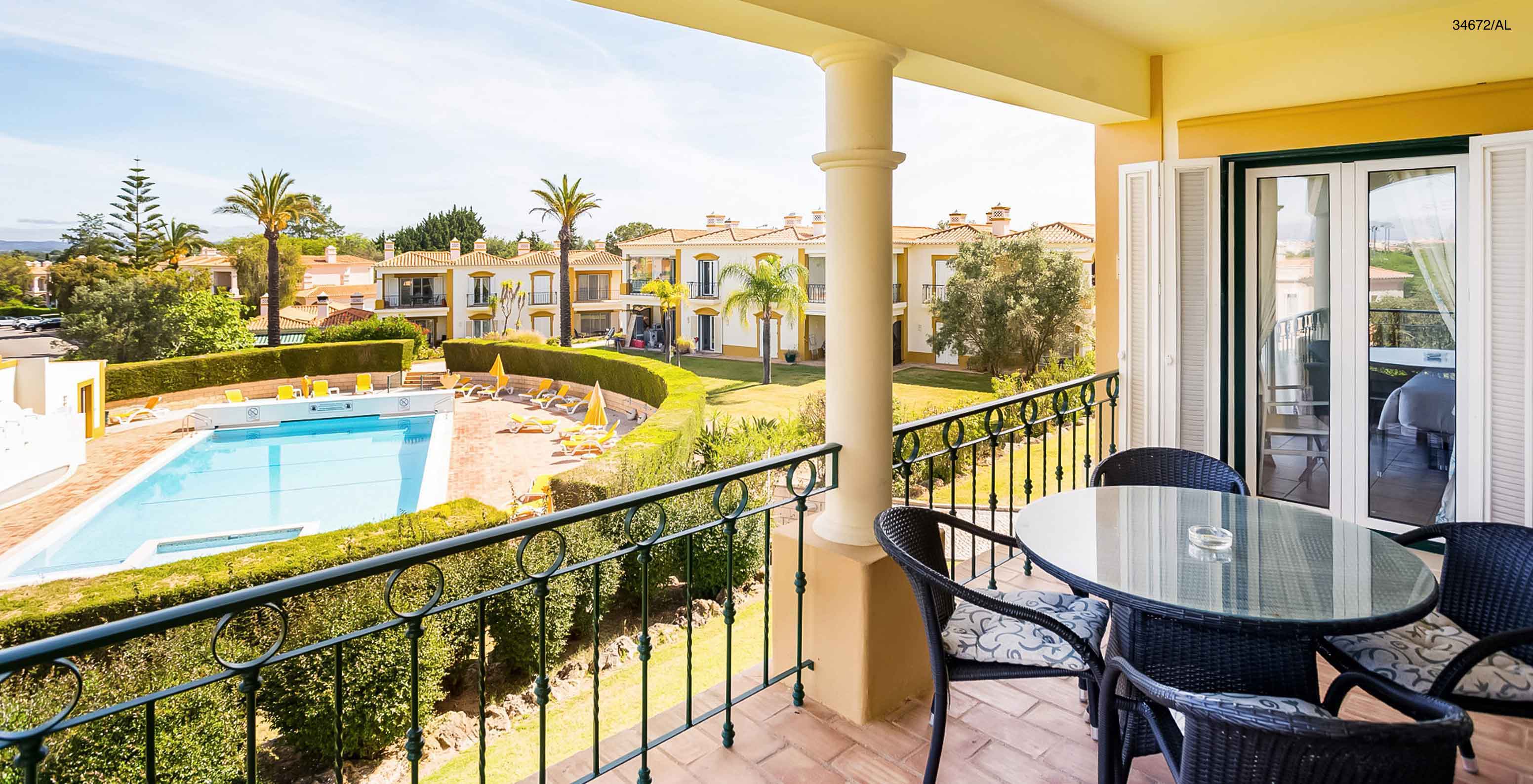 Die Wohnung Pestana Carvoeiro Golf T2 Superior hat einen Balkon mit Blick auf den Pool und den Garten