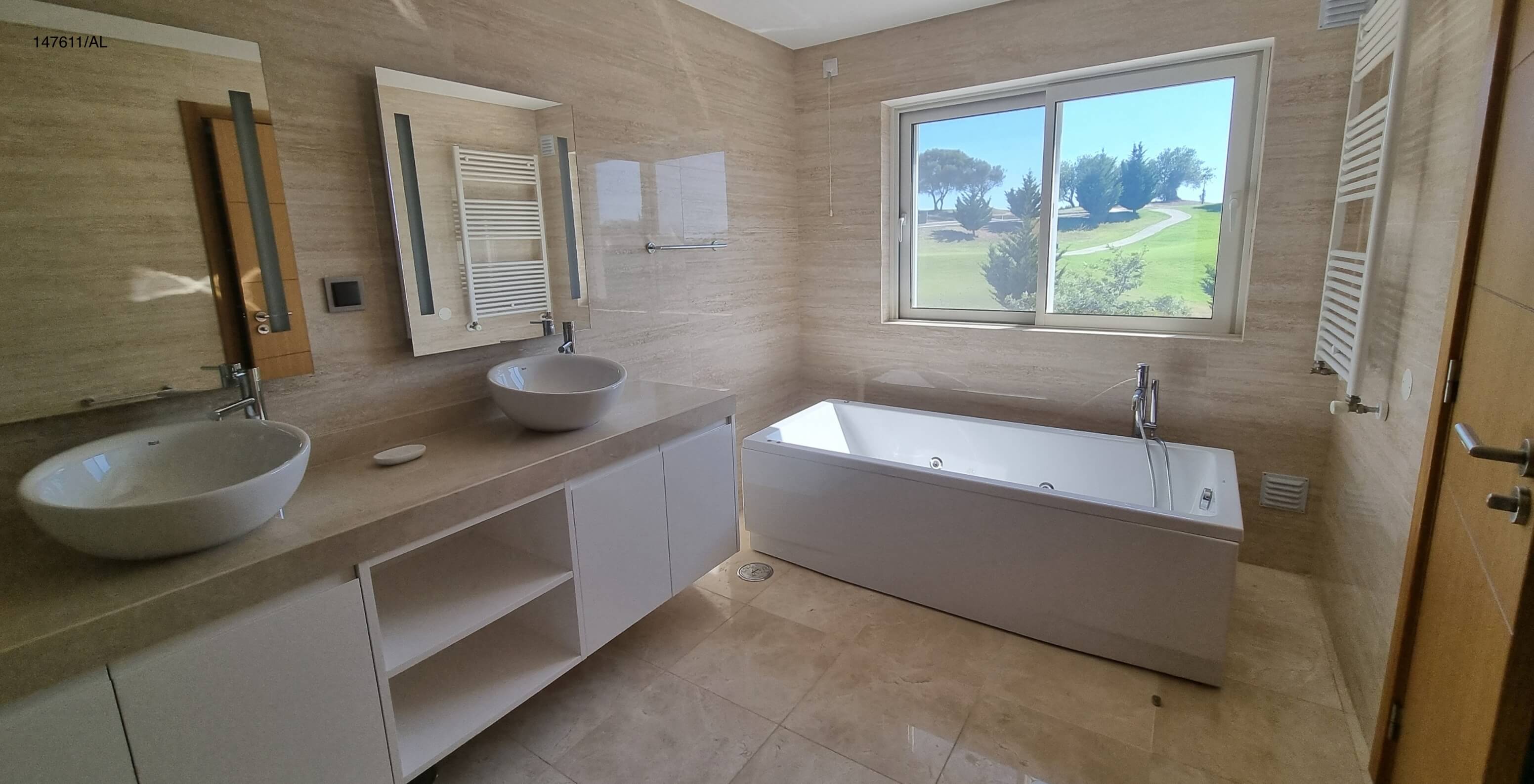 Die Villa Pestana Carvoeiro Golf V5 Superior hat ein Bad mit zwei Waschbecken, Badewanne und Spiegel