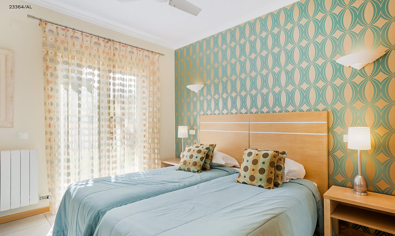 Die Wohnung Pestana Carvoeiro Golf T1 Standard hat ein Schlafzimmer mit zwei Einzelbetten und einem Nachttisch