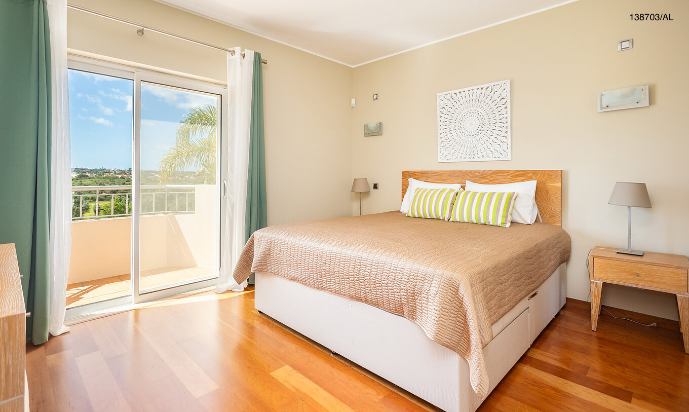 Die Wohnung Pestana Carvoeiro Golf T2 Superior hat ein Schlafzimmer mit Doppelbett, Nachttisch und Balkon