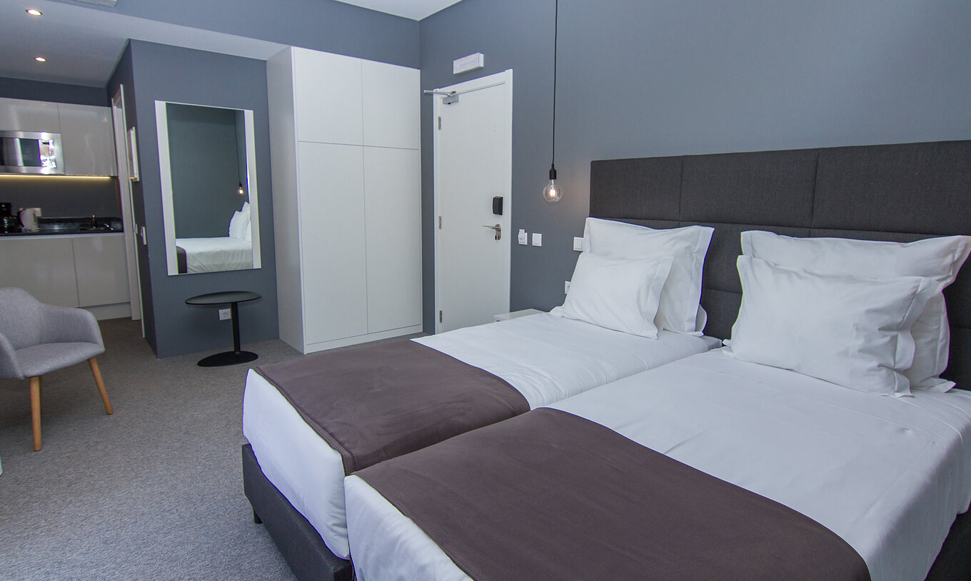 Das Klassische Zimmer im Pestana Gramacho Residences ist modern mit 2 Betten, Kochnische und Sitzecke