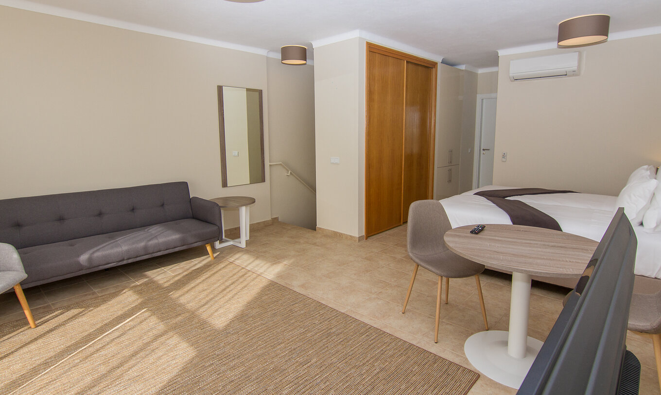 Das Studio im Pestana Gramacho hat großes Sofa, Tisch und Stuhl, Klimaanlage und Wandschrank