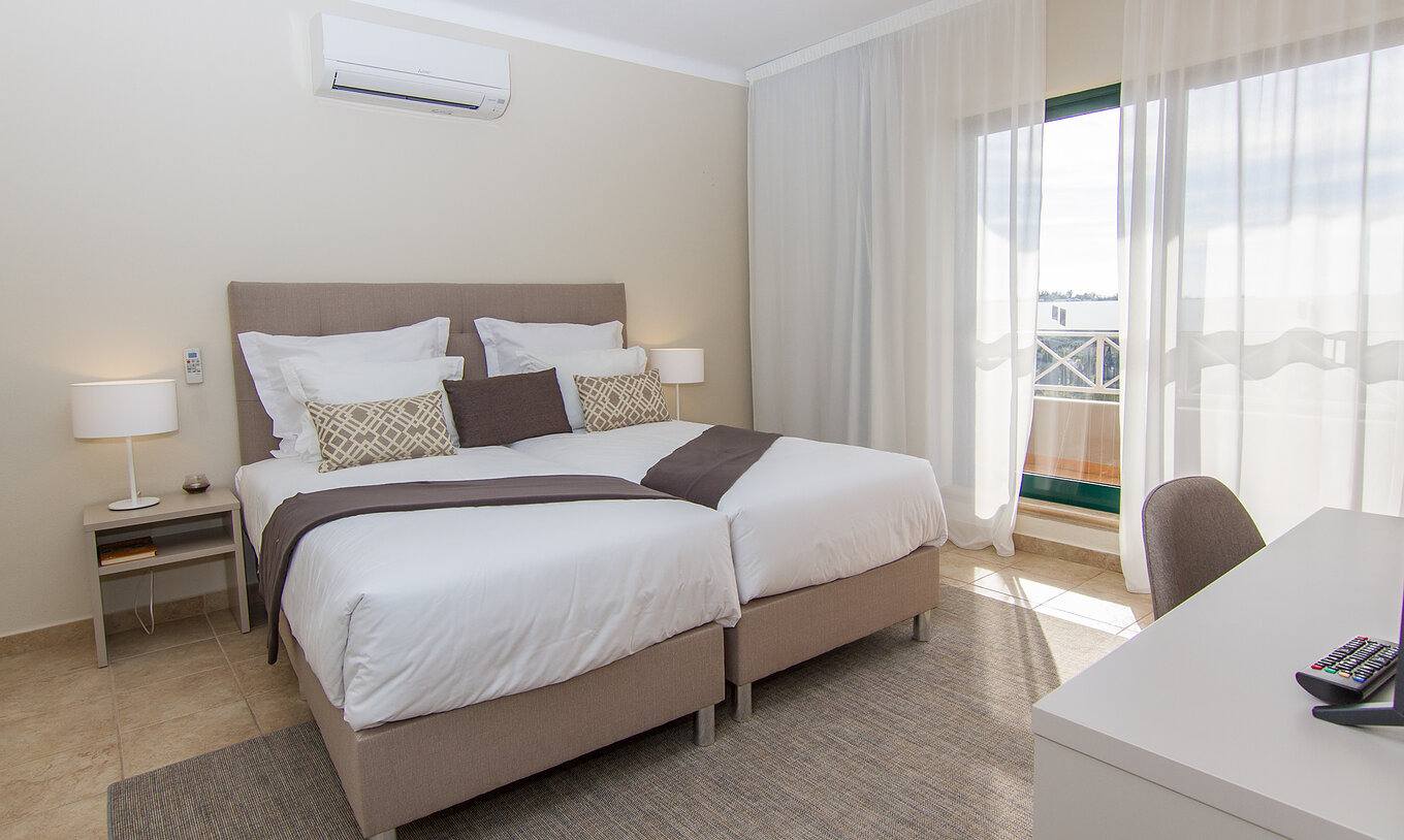 Das T2 Apartment im Pestana Gramacho hat zwei Einzelbetten, Klimaanlage und Fenster
