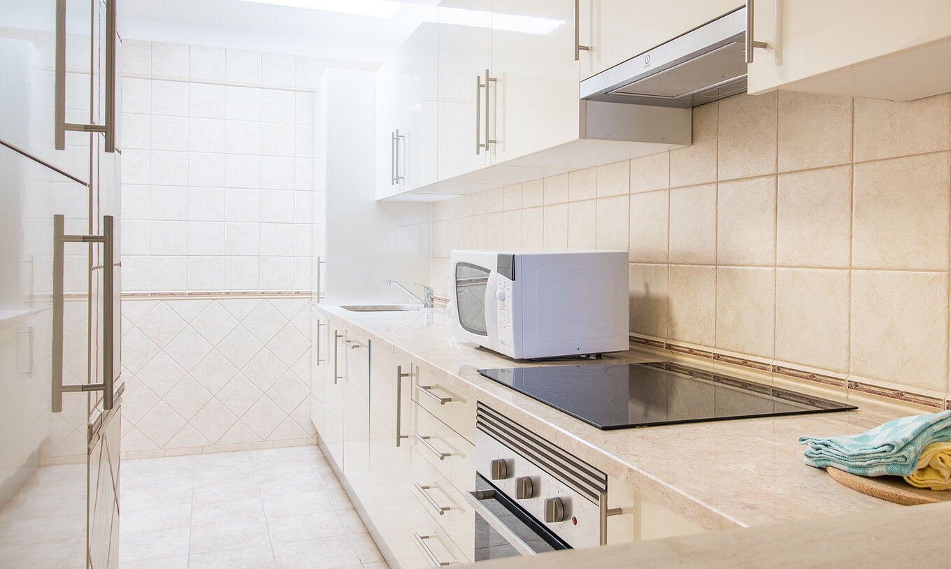 Das Zweizimmerapartment im Pestana Gramacho hat eine einfache Küche mit Geräten und neutraler Deko