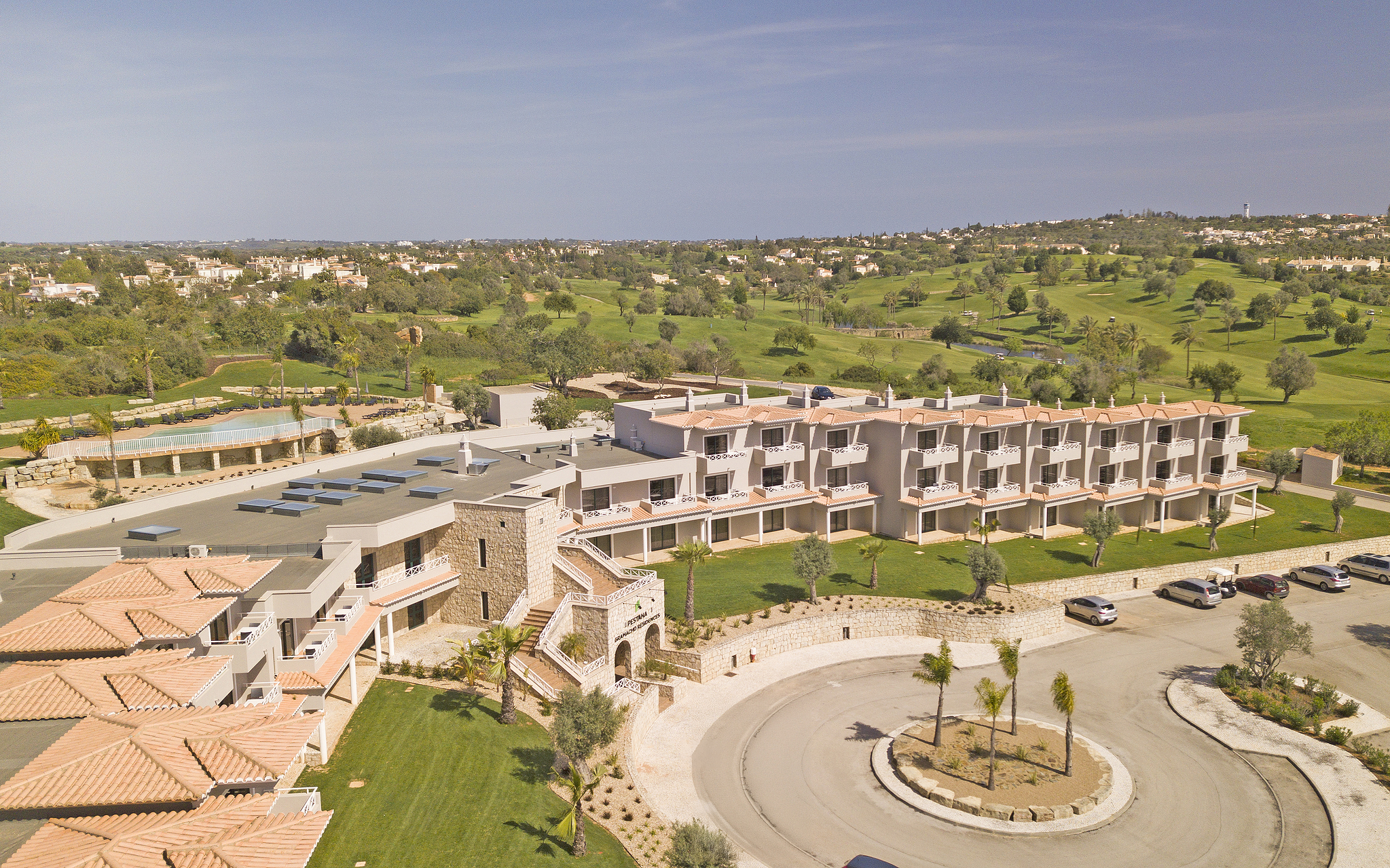 Außenansicht des Pestana Gramacho Residences, ein 4-Sterne-Hotel für Familien in der Algarve