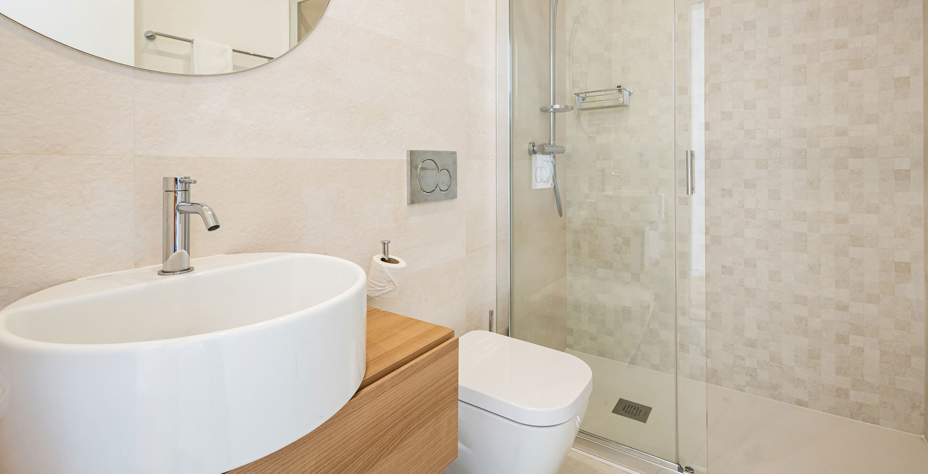 Villa im Pestana Valley Nature Village mit Waschbecken, Toilette und Dusche