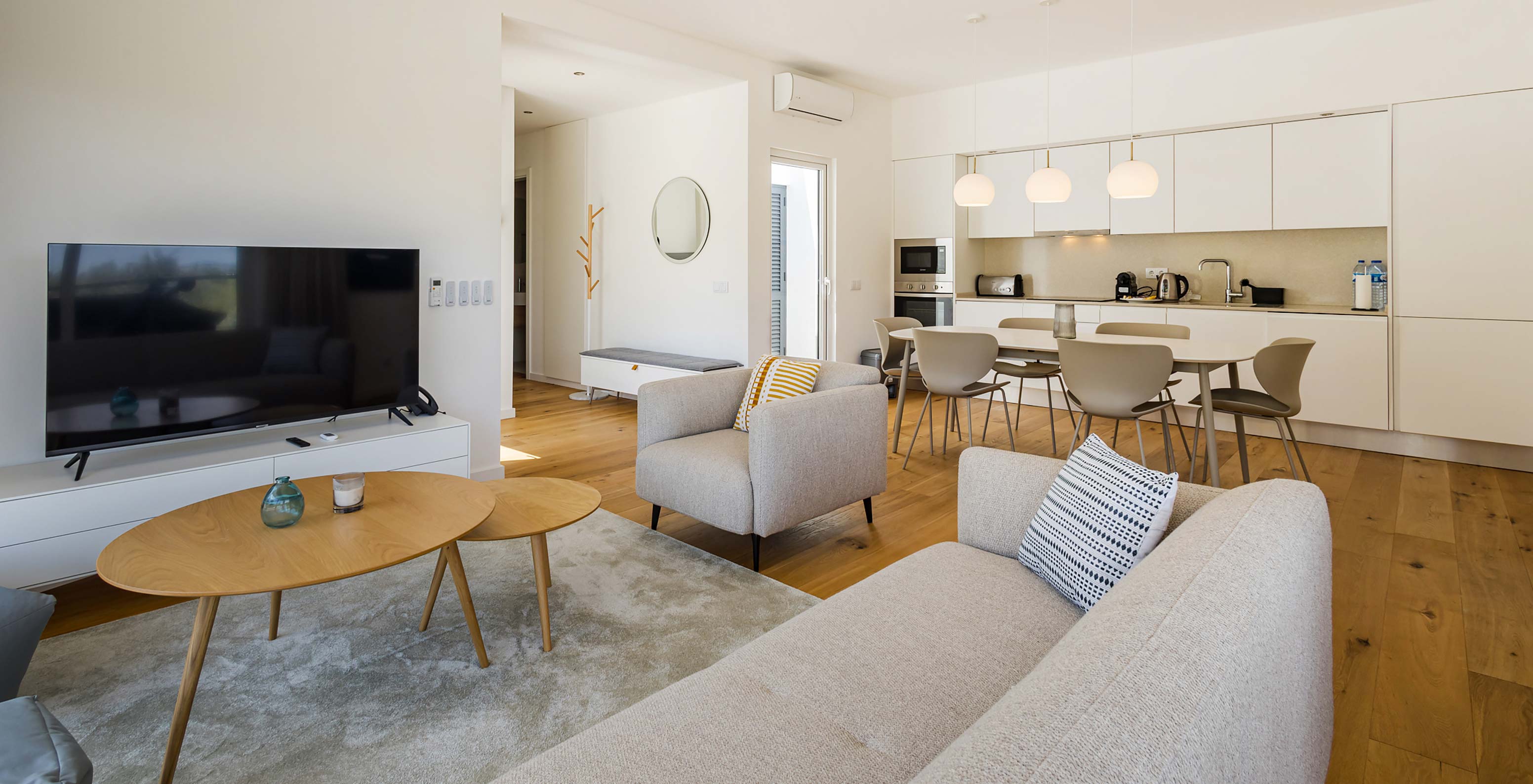 Villa im Pestana Valley Nature Village mit einem Esstisch, einem Sofa und einem Fernseher