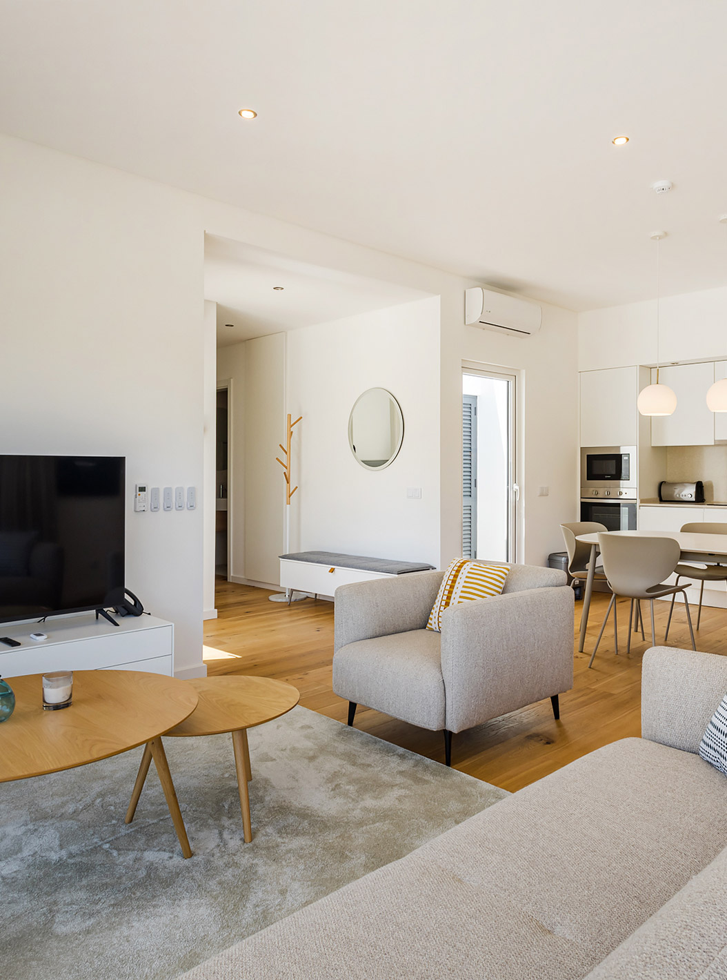 Die Premium Villa mit 3 Schlafzimmern – 5 Erwachsene im  Pestana Valley hat einen Esstisch, ein Sofa und einen Fernseher