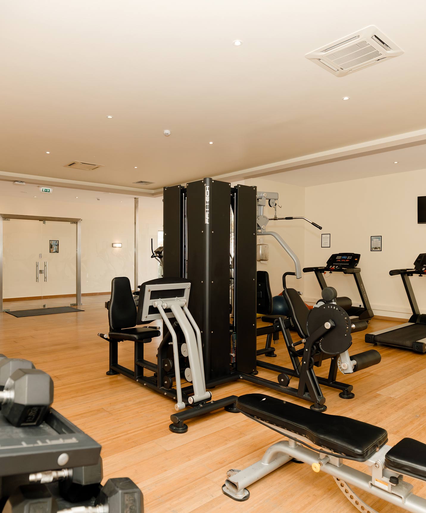 Fitnessraum im Pestana Viking, Hotel mit Pool in Armação de Pêra, mit verschiedenen Geräten für Gäste