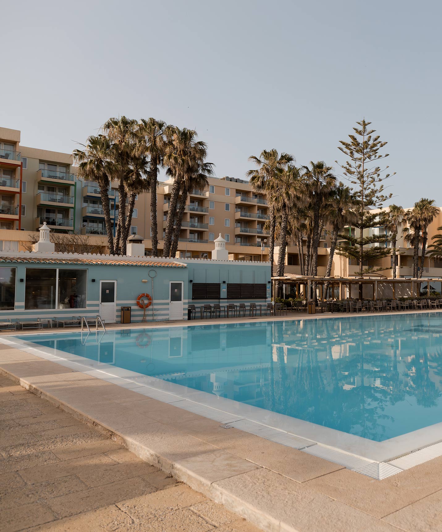 Außenpool des Pestana Viking, Hotel in Armação de Pêra, mit Restaurant und umgeben von Palmen