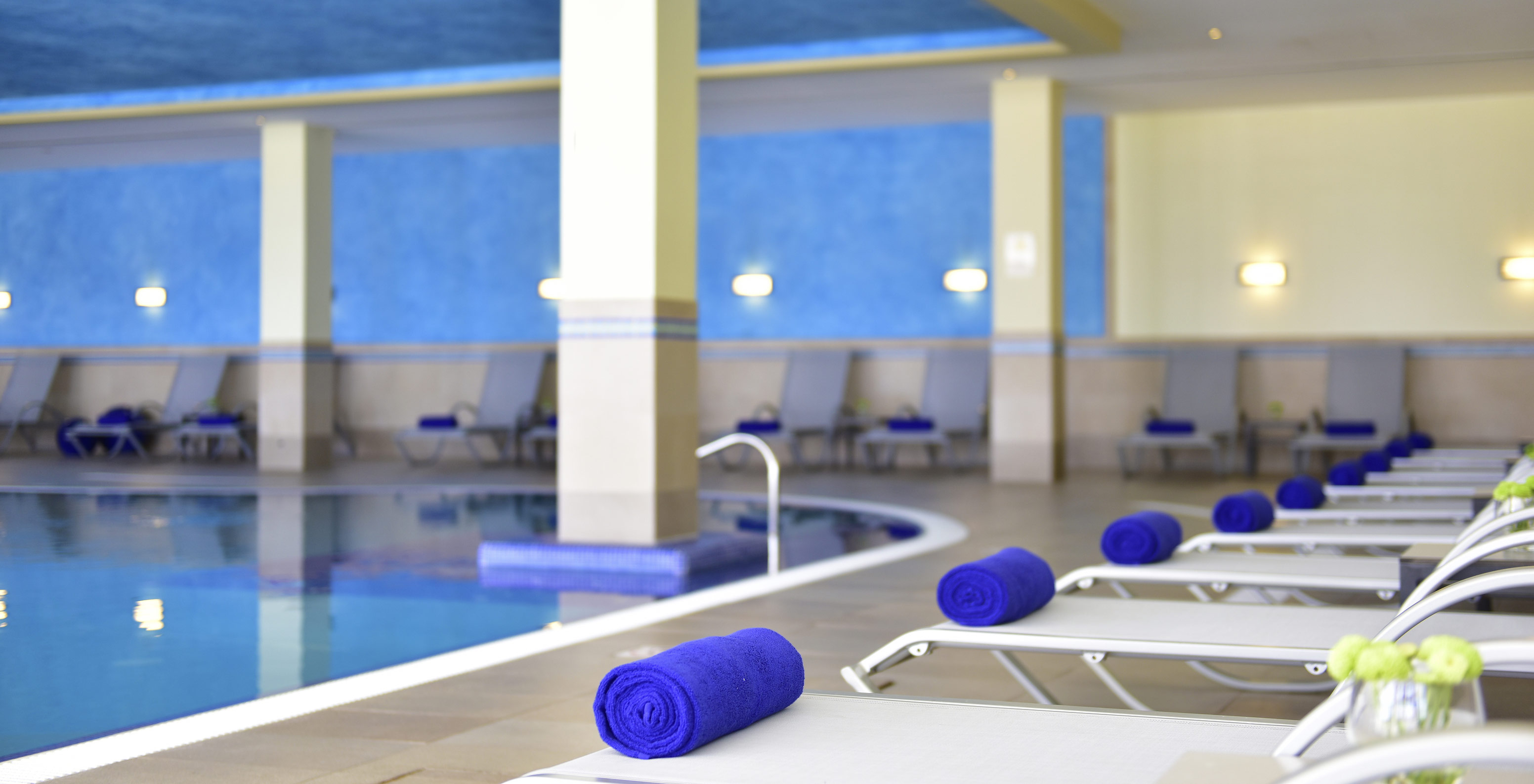 Innenpool des Pestana Viking, mit mehreren Liegestühlen und Handtüchern verfügbar