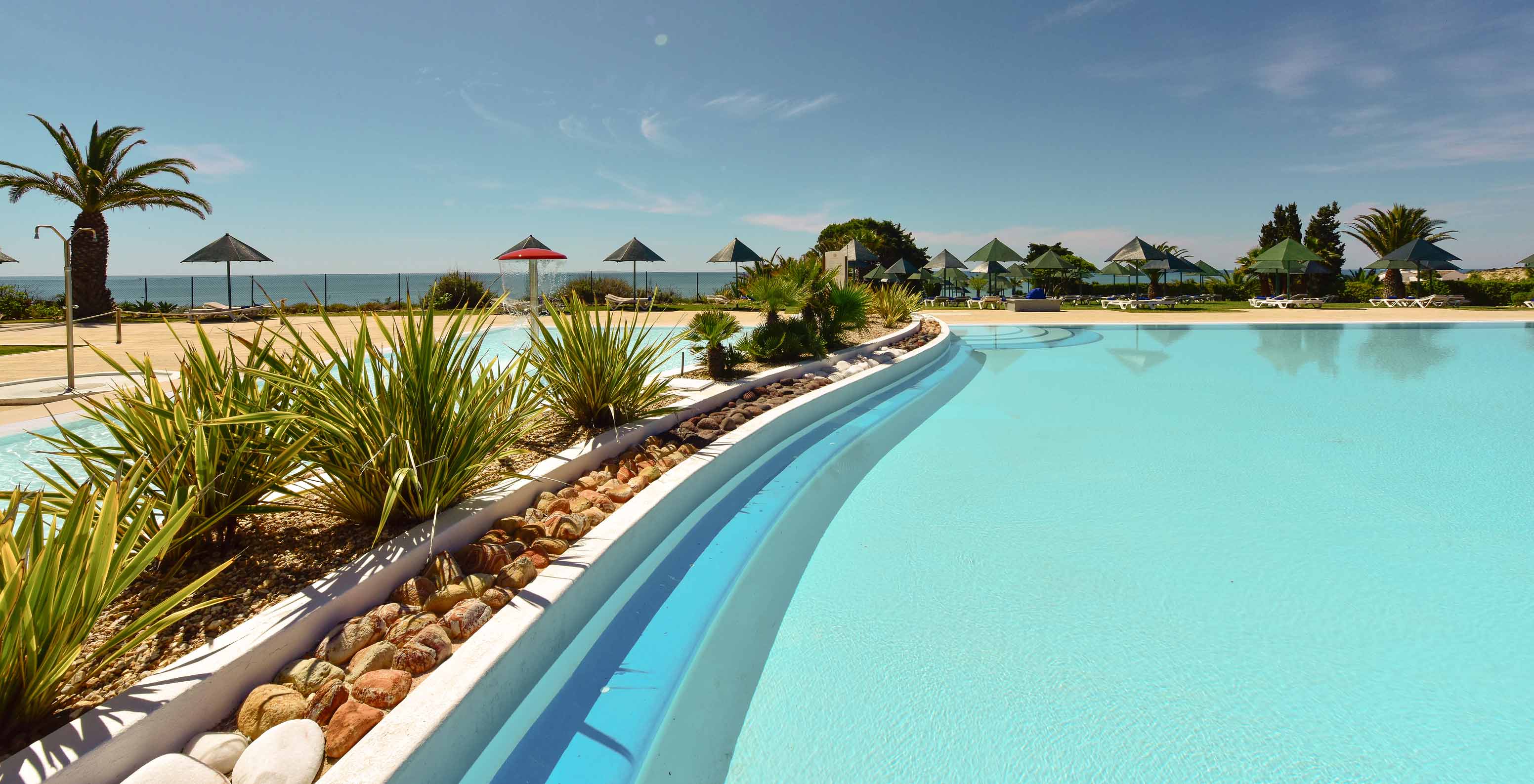 Außenpool des Pestana Viking, umgeben von Grün, mit Liegestühlen und Meerblick