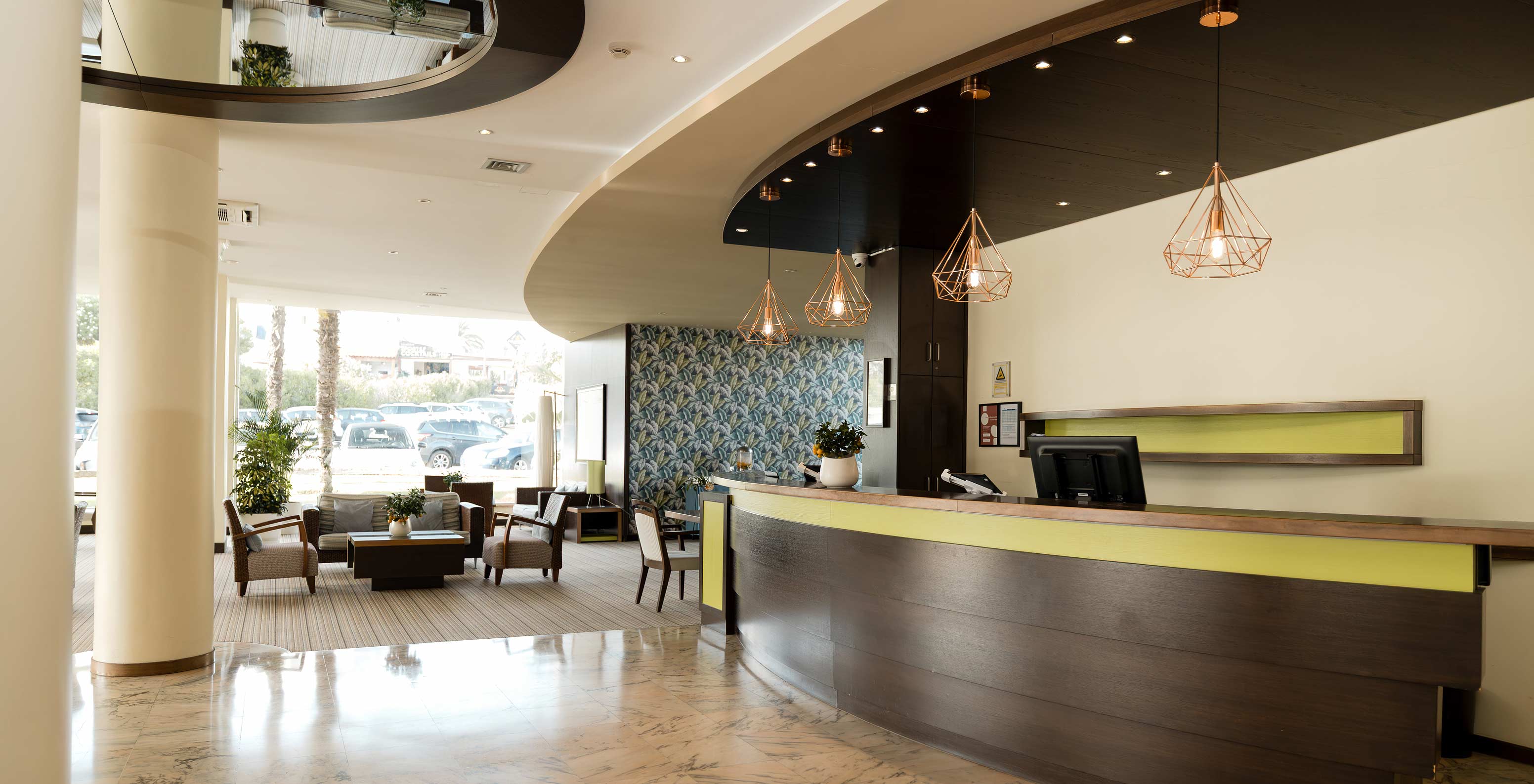 Rezeption des Hotels mit Pool in Armação de Pêra, Lounge mit Tageslicht und bequemen Stühlen und Sofas