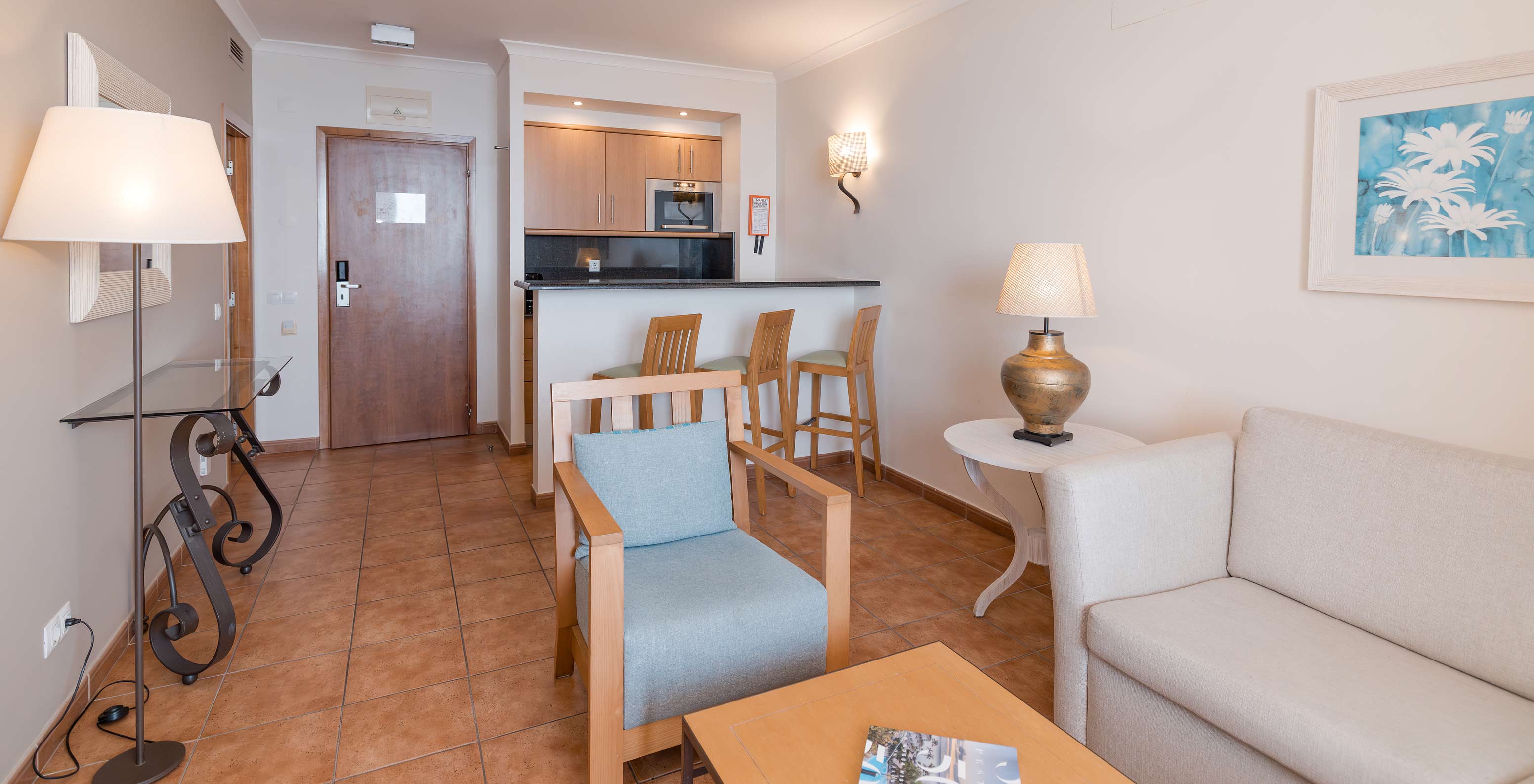 Die Superior Suite Meerblick im Pestana Viking hat ein Wohnzimmer mit Sofa, Sesseln und Küche mit Mikrowelle