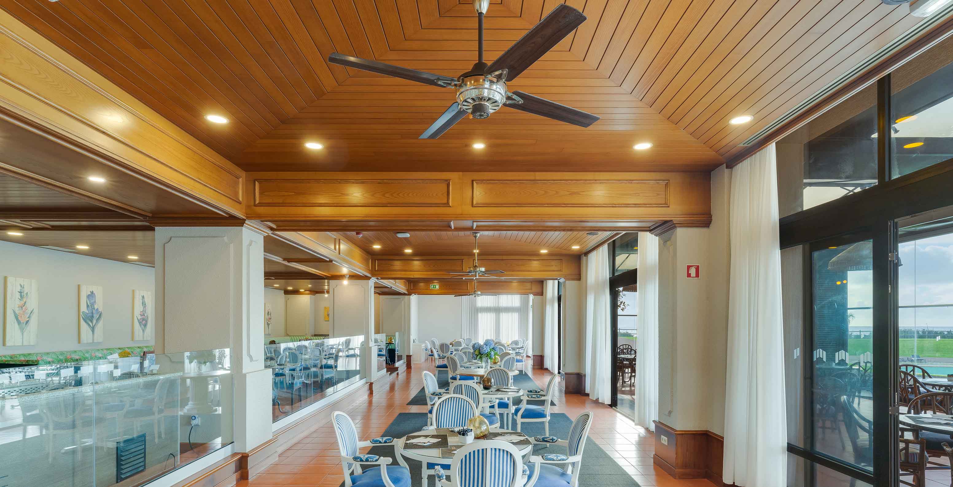 Restaurant Lugar da Praia im Pestana Bahia Praia mit Tischen, Stühlen, Holzdecke und großen Fenstern mit Aussicht