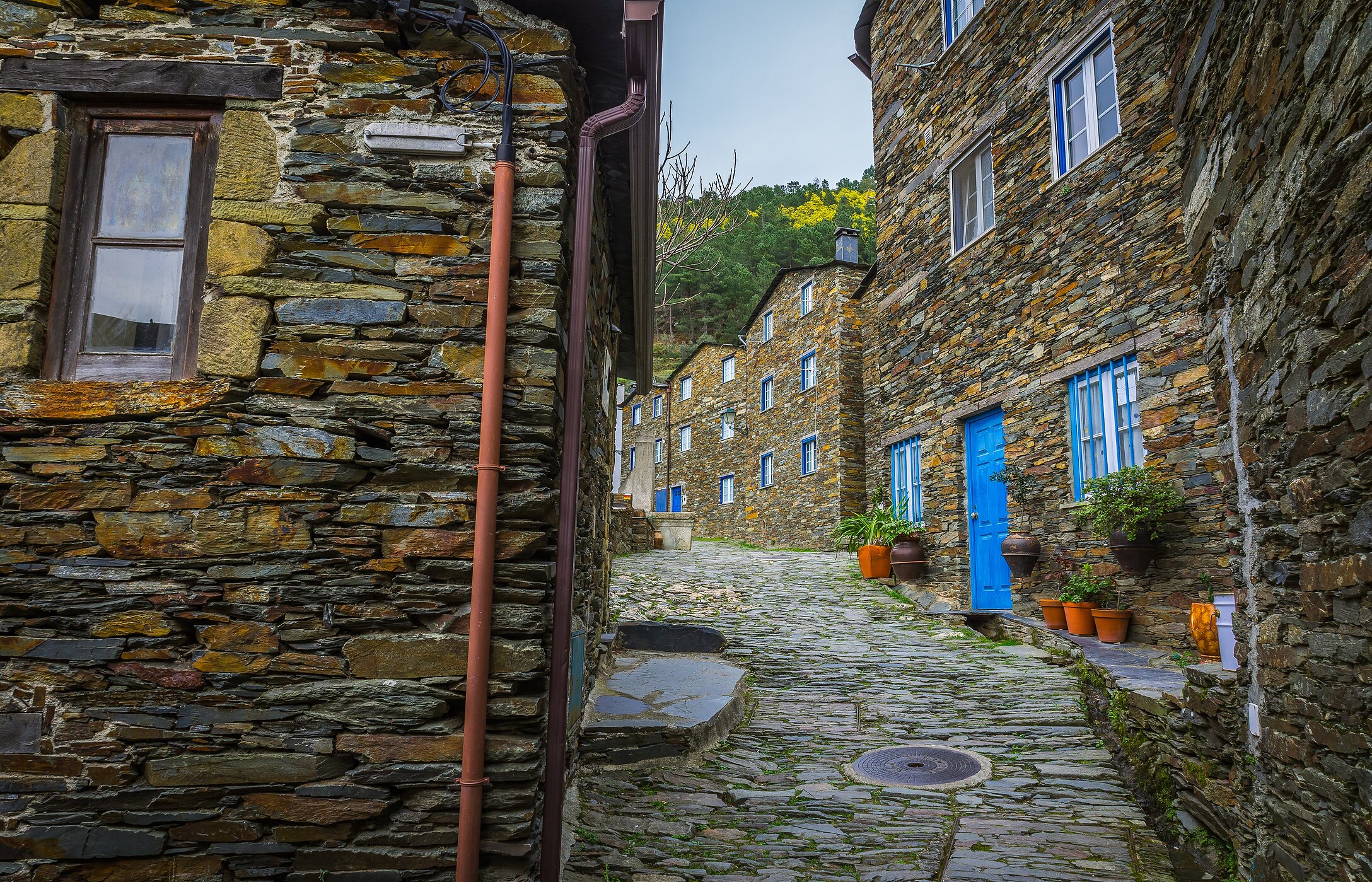 Piódão, mit seinen Schieferhäusern und engen Gassen, ist ein malerischer Zufluchtsort, der wie aus einem Märchen aussieht