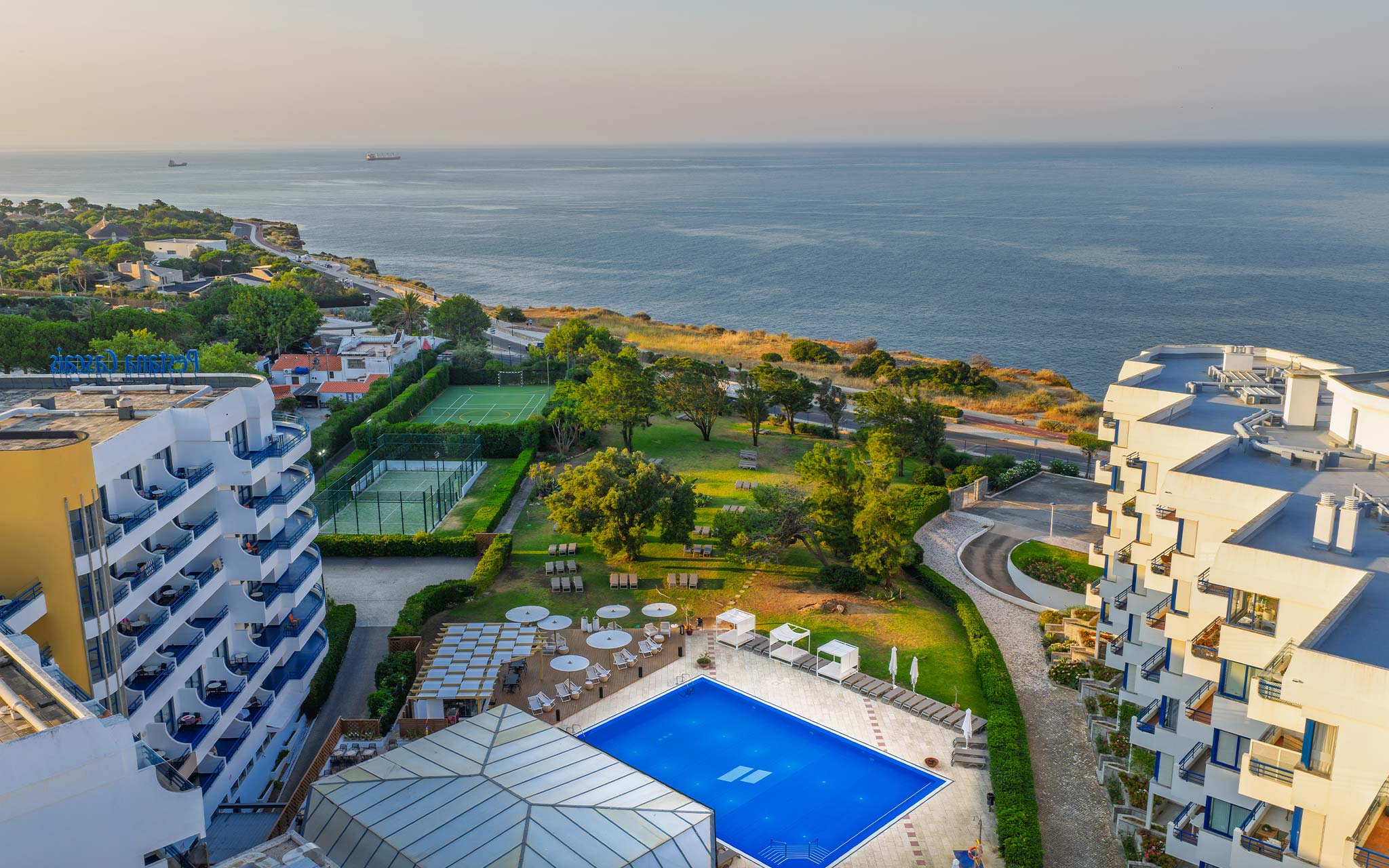 Luftaufnahme des Pestana Cascais, ein 4-Sterne-Hotel in Cascais, mit Außenpool und Meerblick