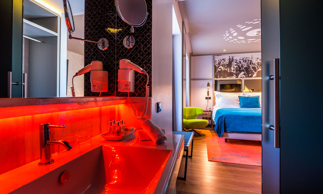 Das CR7 Zimmer im Pestana CR7 Lisboa hat ein Doppelbett und ein Bad mit Waschbecken, Spiegel und Fön