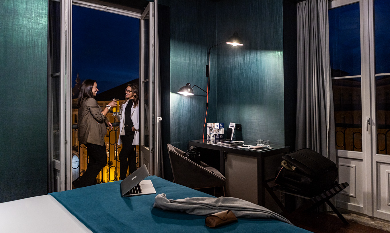 Im CR7 Superior Corner im Pestana CR7 Lisboa kann man auf dem Balkon mit Blick auf die Baixa von Lissabon entspannen