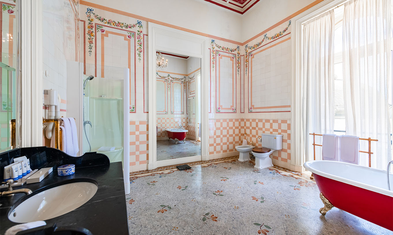 Die D. Amélia Suite im Pestana Palace Lisboa hat ein großes Bad mit Fliesen, Fenster und Badewanne