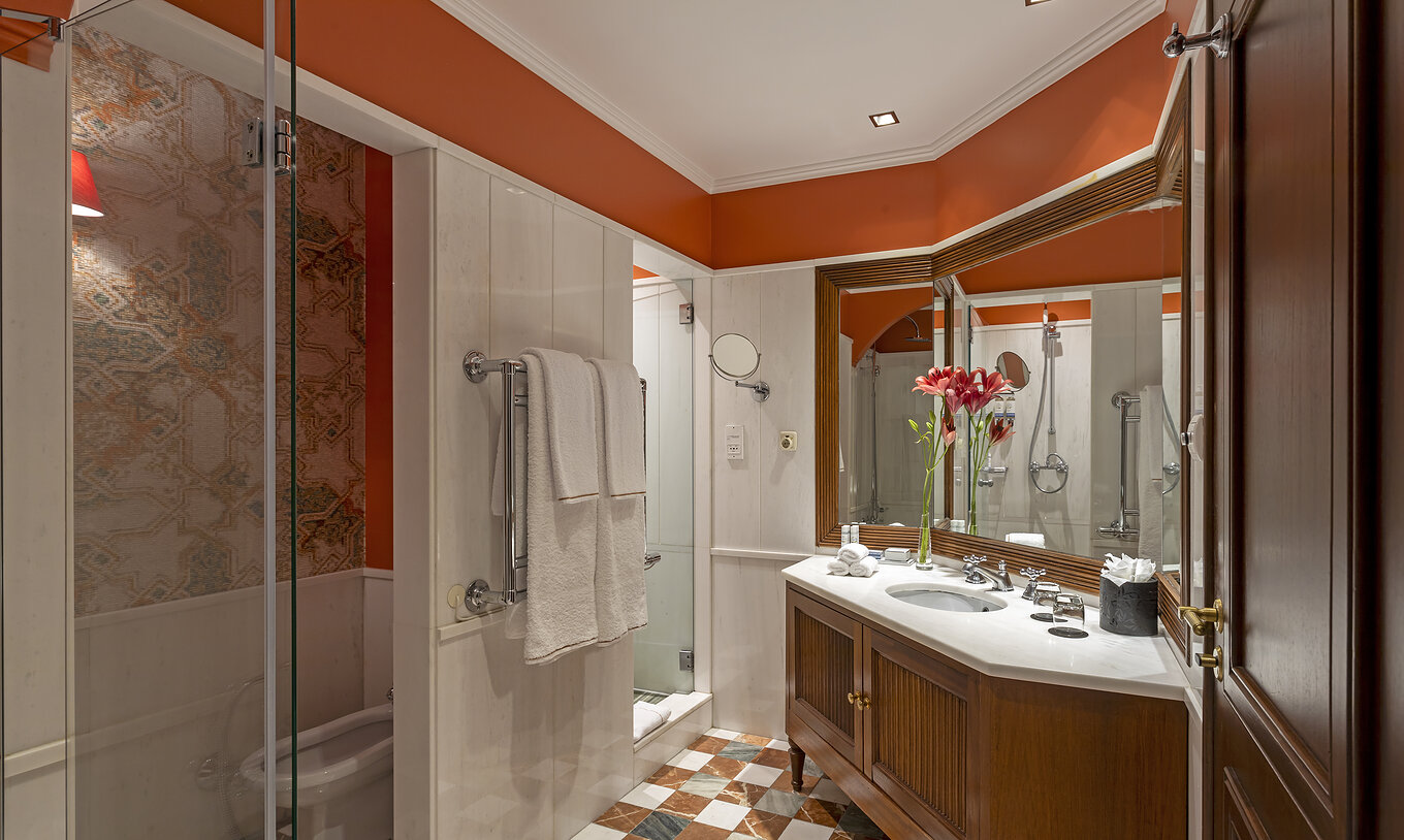 Die Suite im Pestana Palace Lisboa hat ein Bad mit Dusche, Badewanne, Toilette, Bidet und großem Waschbecken mit Spiegel