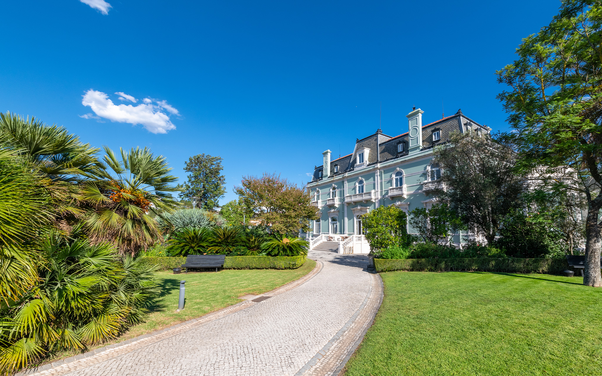 Ansicht des Pestana Palace Lisboa, ein 5-Sterne-Hotel und Nationaldenkmal, ein altes Palastgebäude umgeben von Gärten