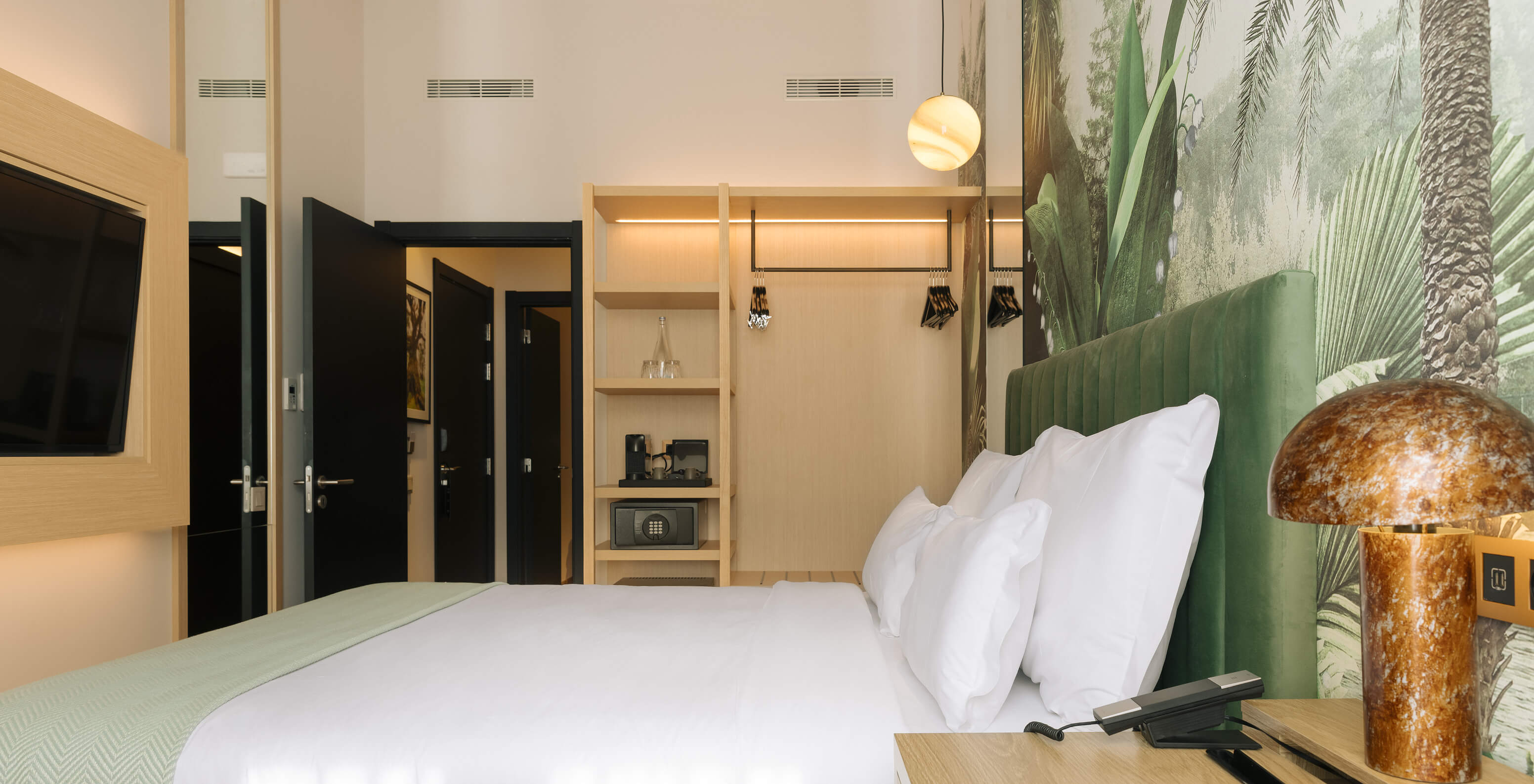 Die Familiensuite im Pestana Rua Augusta Lisboa hat ein Doppelbett mit Fernseher gegenüber und ein Fenster